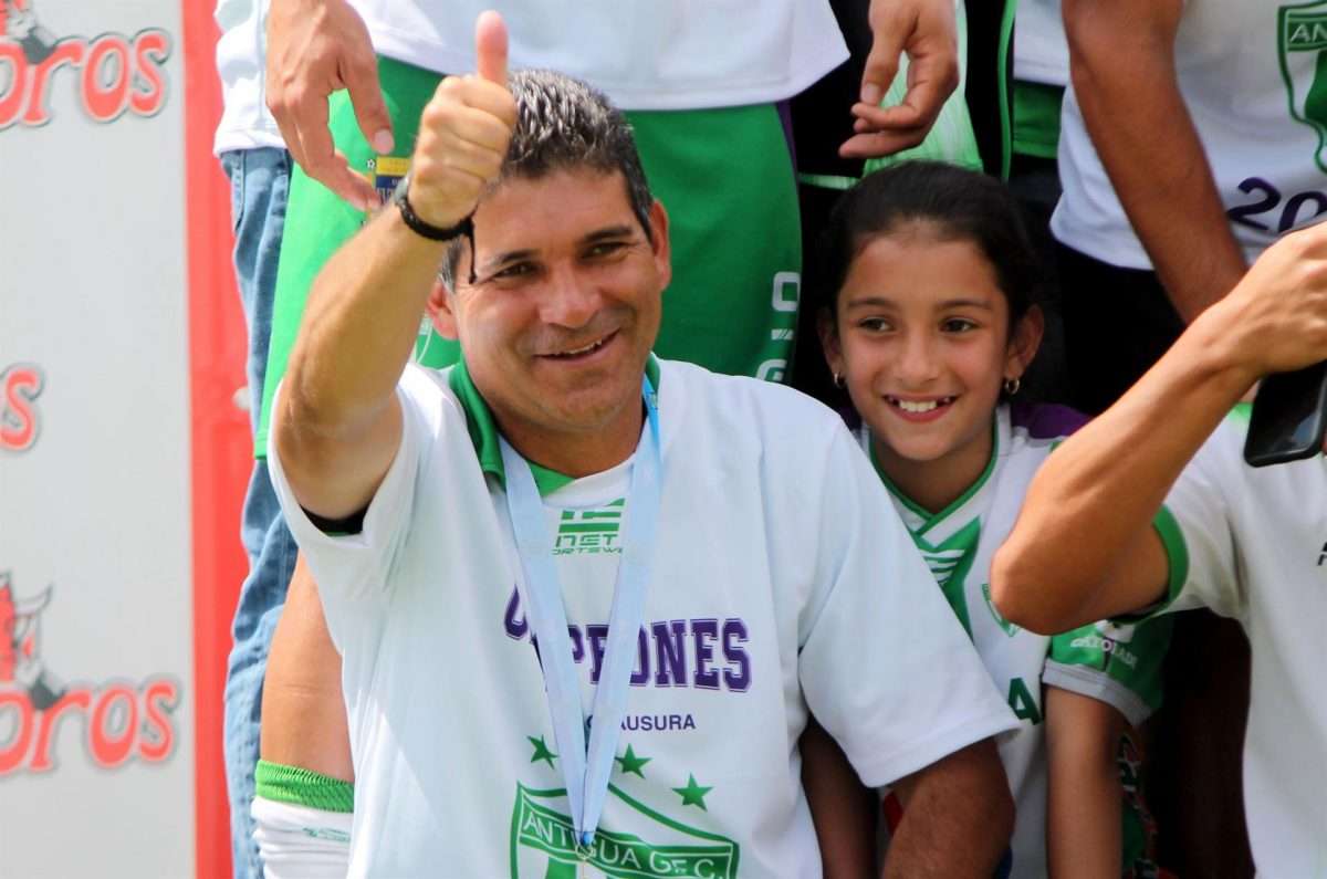 Fotografía de archivo en la que se registró al técnico mexicano Juan Antonio Torres Servin, en Sacatepéquez (Guatemala). EFE/Douglas Suruy