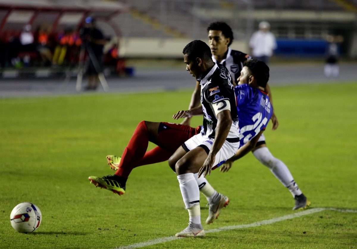Imagen de archivo del jugador Rolando Botello (adelante) de Tauro disputa el balón con Carlos Flores (c) de Plaza Amador. EFE/ Carlos Lemos