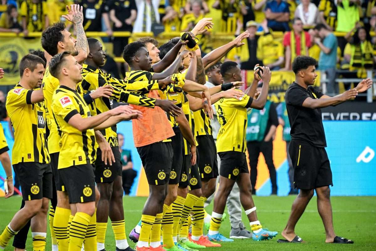 Los jugadores del Borussia Dortmund celebran su victoria al término del partido. EFE/EPA/SASCHA STEINBACH