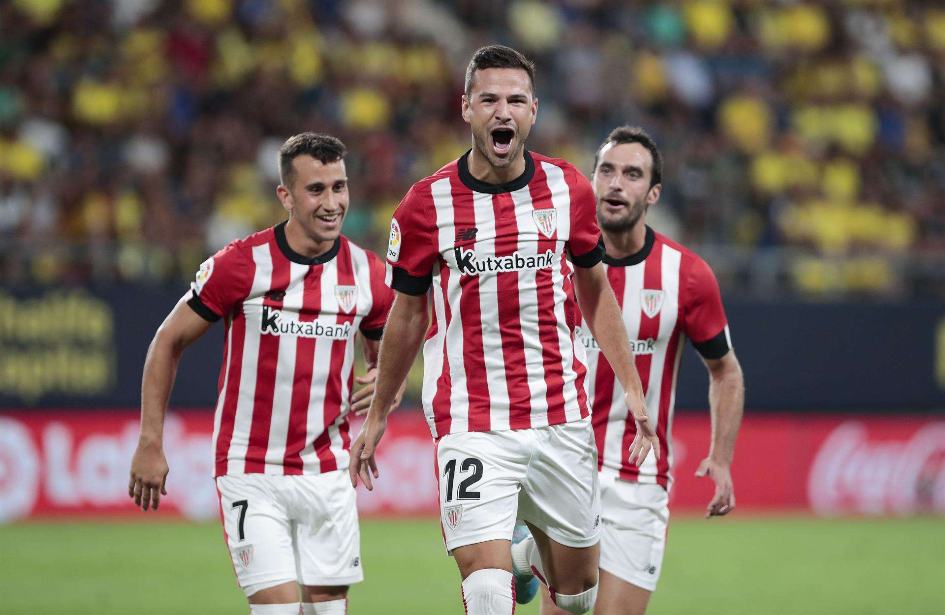El delantero del Athletic Gorka Guruzeta celebra tras marcar el segundo gol ante el Cádiz, durante el partido de la tercera jornada de Liga en Primera División que enfrenta al Cádiz CF y al Athletic Club de Bilbao en el estadio Nuevo Mirandilla. EFE/Román Ríos.