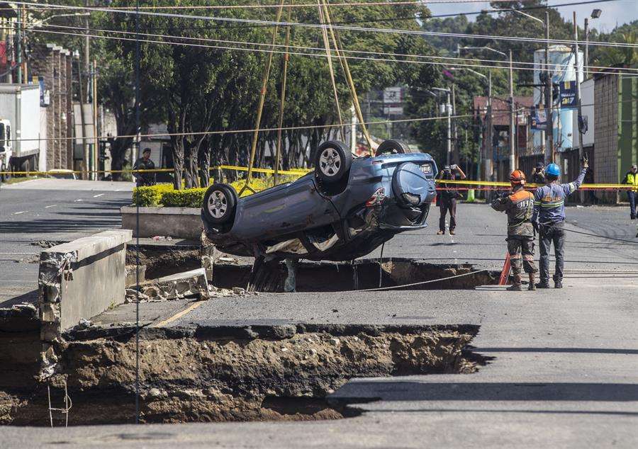Continúa la búsqueda de madre e hija desaparecidas en un hundimiento