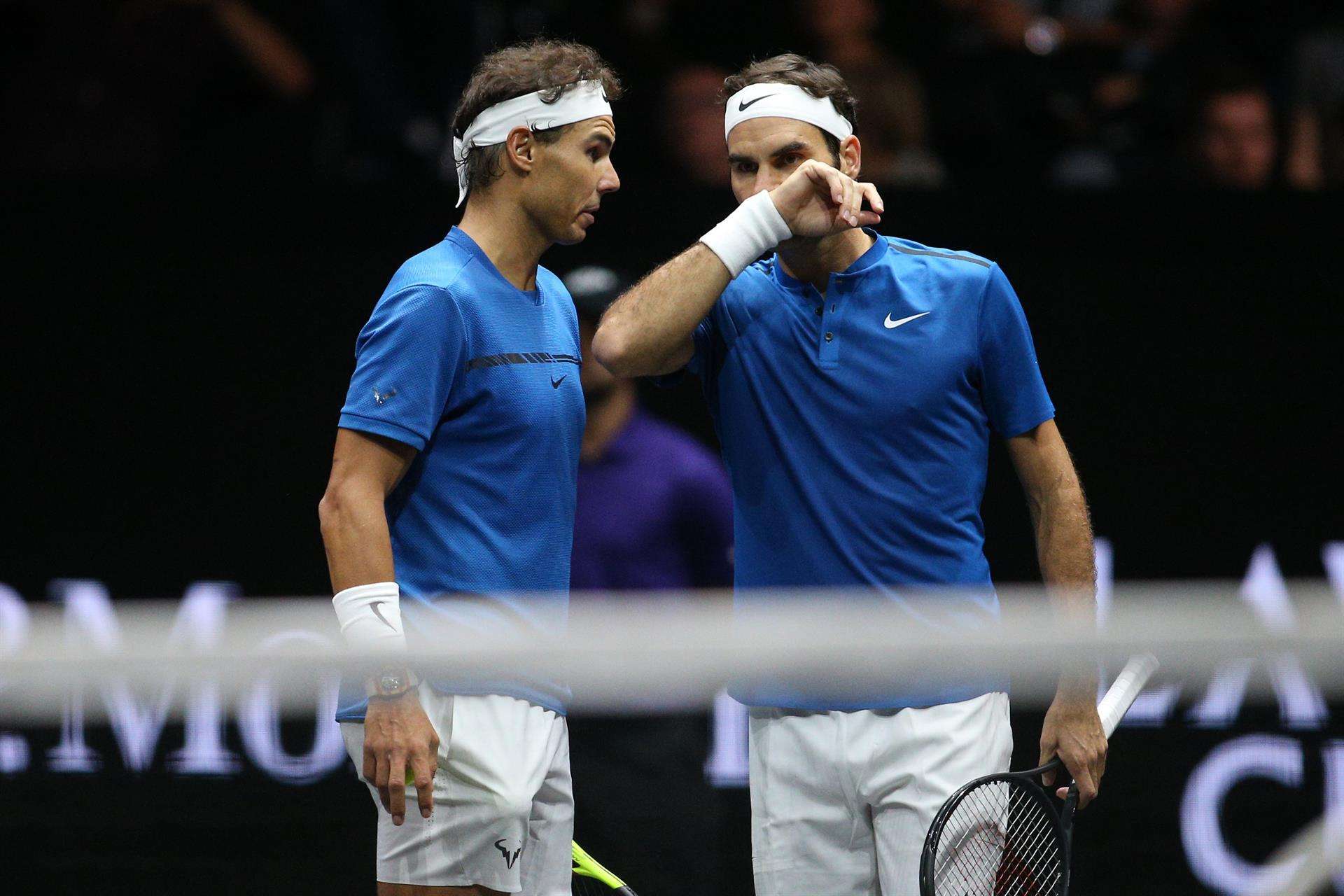 Rafael Nadal y Roger Federer, durante el partido de dobles de la primera edición de la Laver Cup disputada en 2017 en Praga.