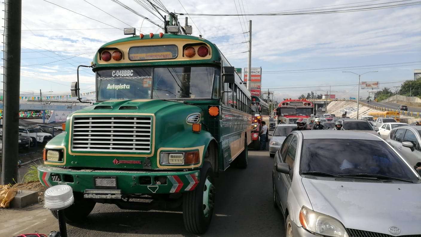 Tránsito lento en ruta al Pacífico, hundimiento complica el centro de Villa Nueva