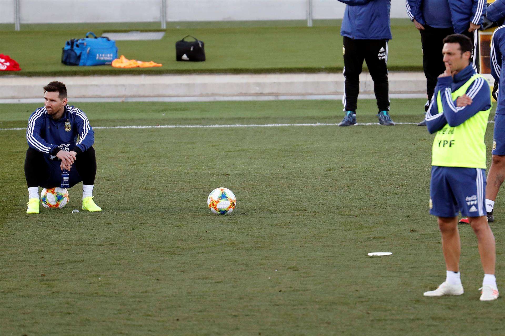 Fotografía de archivo en al que se registró al delantero Lionel Messi (i) y al seleccionador del equipo nacional de fútbol de Argentina, Lionel Scaloni (d), durante un entrenamiento, en el Wanda Metropolitano de Madrid. EFE/Juan Carlos Hidalgo