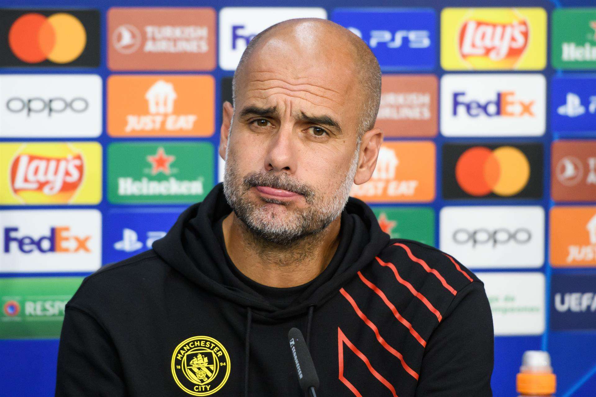 El entrenador del Manchester City, Pep Guardiola, ofrece una rueda de prensa en el estadio Ramón Sánchez-Pizjuán, este lunes, en la previa al encuentro de Liga de Campeones que les enfrentará mañana ante el Sevilla FC. EFE/ Raúl Caro.