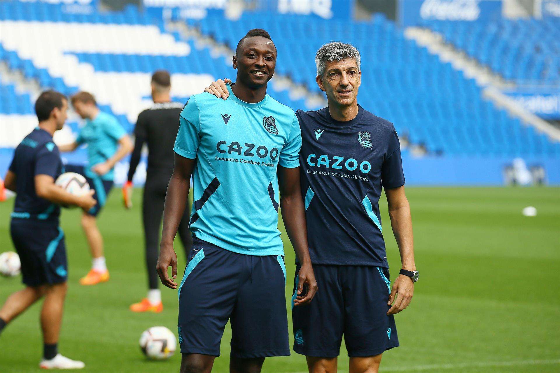 Sadiq Umar, último fichaje de la Real Sociedad, posa junto a su entrenador, Imanol Alguaci (d), en el entrenamiento de este viernes en el Reale Arena de San Sebastián. EFE/Gorka Estrada