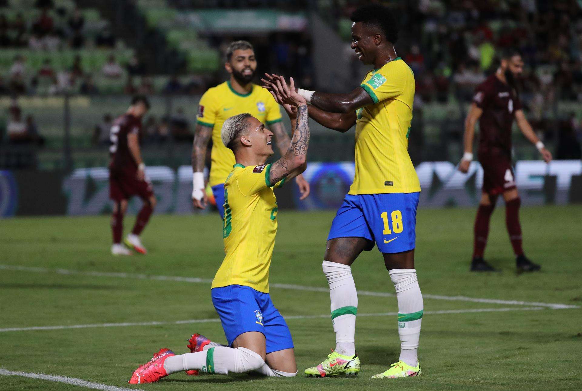 Antony de Brasil celebra con su compañero Vinicus Jr en una foto de archivo.EFE/ Miguel Gutiérrez