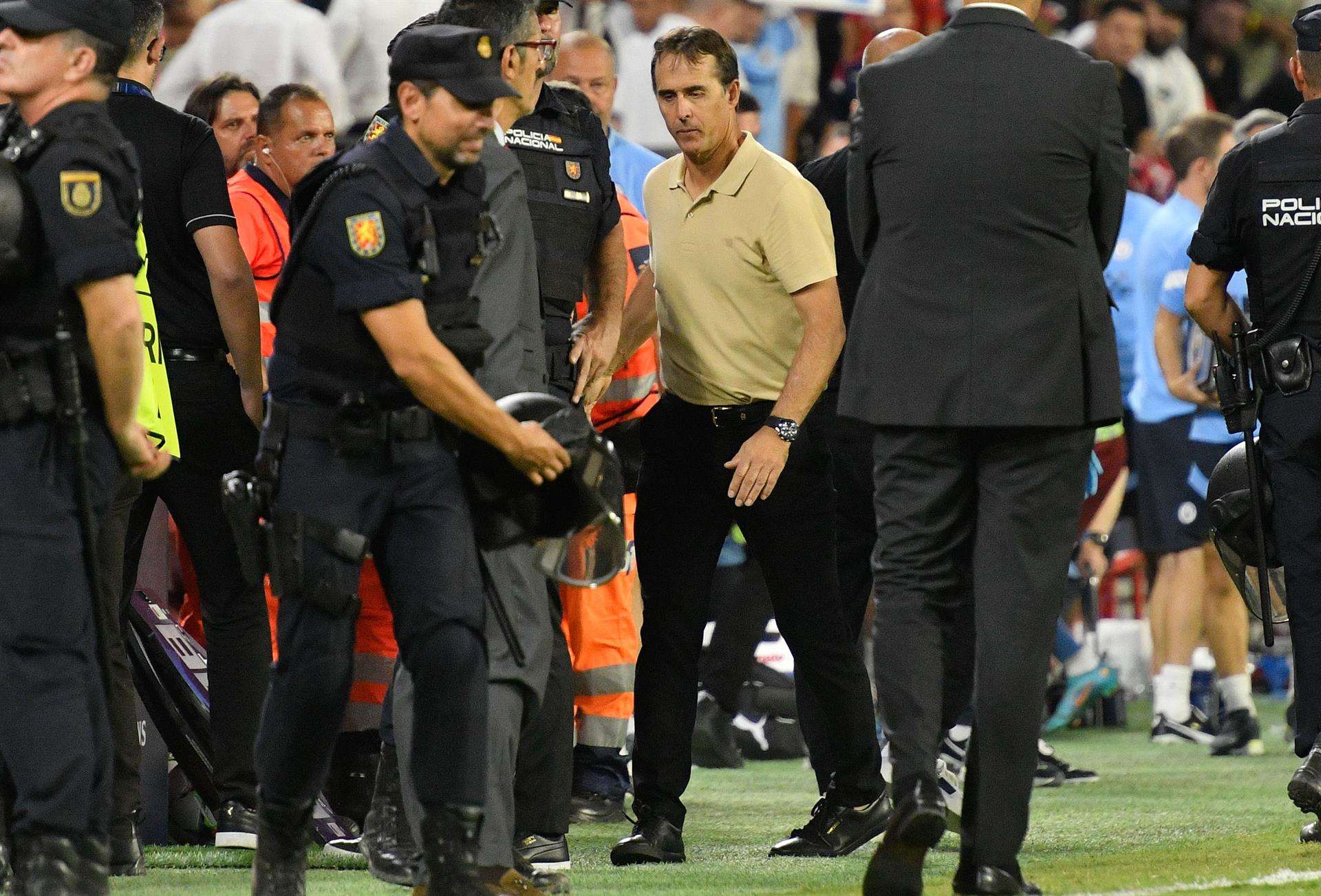 El entrenador del Sevilla FC, Julen Lopetegui (c), tras el primer partido de la fase de grupos de la Liga de Campeones que Sevilla FC y Manchester City jugaron este martes en el estadio Sánchez-Pizjuán, en Sevilla. EFE/ Raúl Caro.