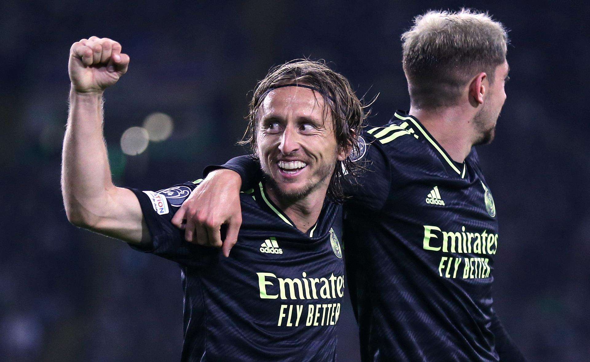 Luka Modric (I), del Real Madrid, celebra un gol al Celtic de Glasgow en la Liga de Cmpeones 2022. EFE/EPA/ROBERT PERRY