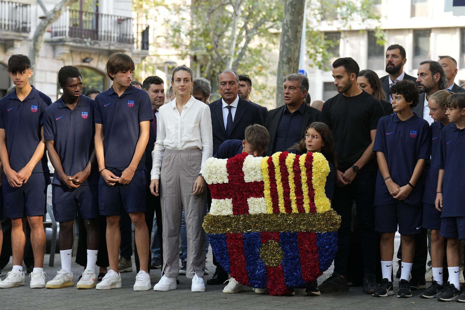 El presidente del FC Barcelona, Joan Laporta, acompañado por la jugadora Alexia Putellas y por Ferrán Torres, durante la ofrenda a Rafael Casanovas celebrada con motivo de la Diada. EFE/Alejandro García