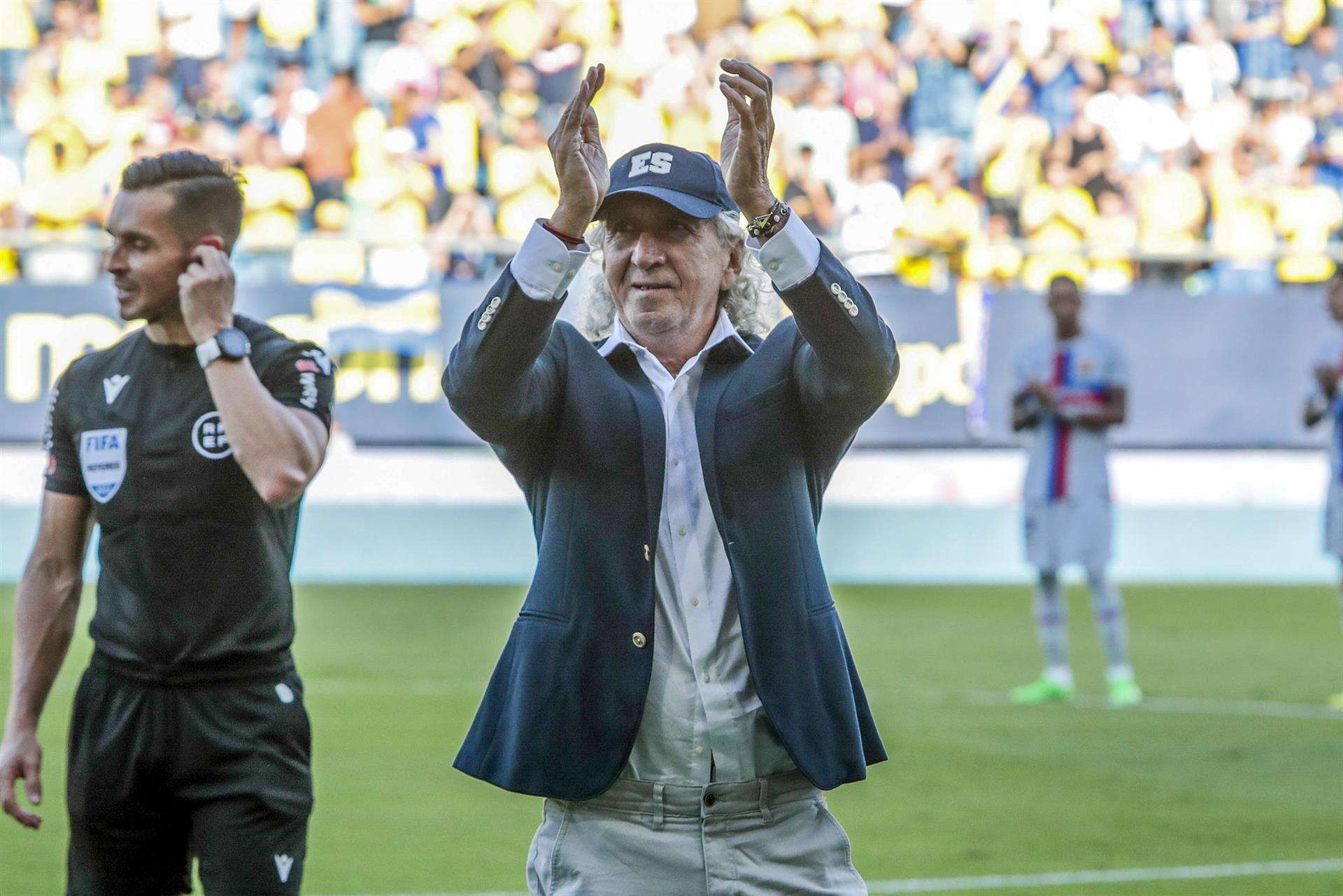 El exjugador salvadoreño del Cádiz, Jorge Mágico González, realiza el saque de honor antes del partido de la quinta jornada de LaLiga que enfrenta al Cádiz CF y al FC Barcelona en el estadio Nuevo Mirandilla, en Cádiz. EFE/Román Ríos.