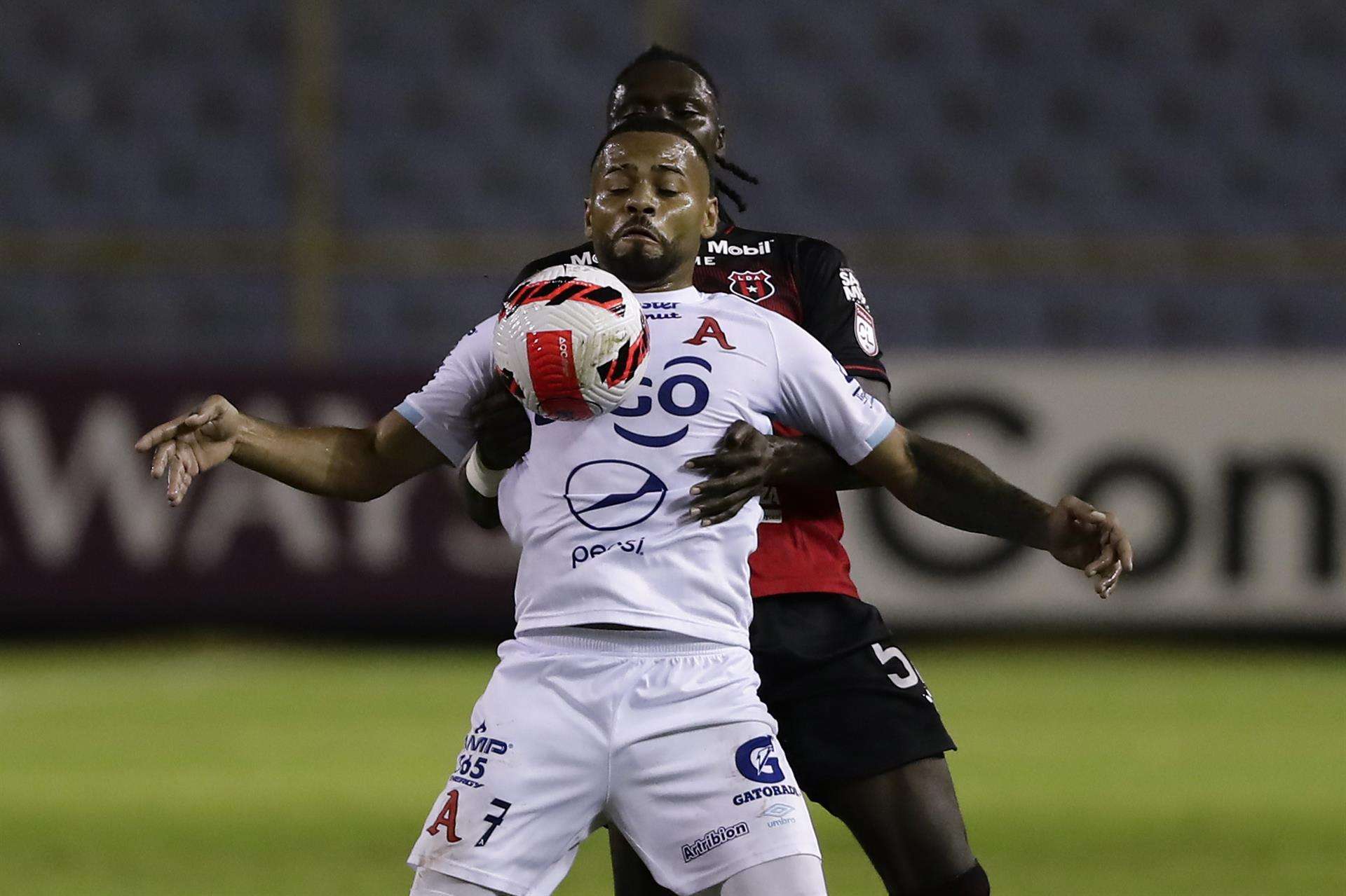 Víctor Landazuri (frente) de Alianza de Honduras, en una fotografía de archivo. EFE/Rodrigo Sura