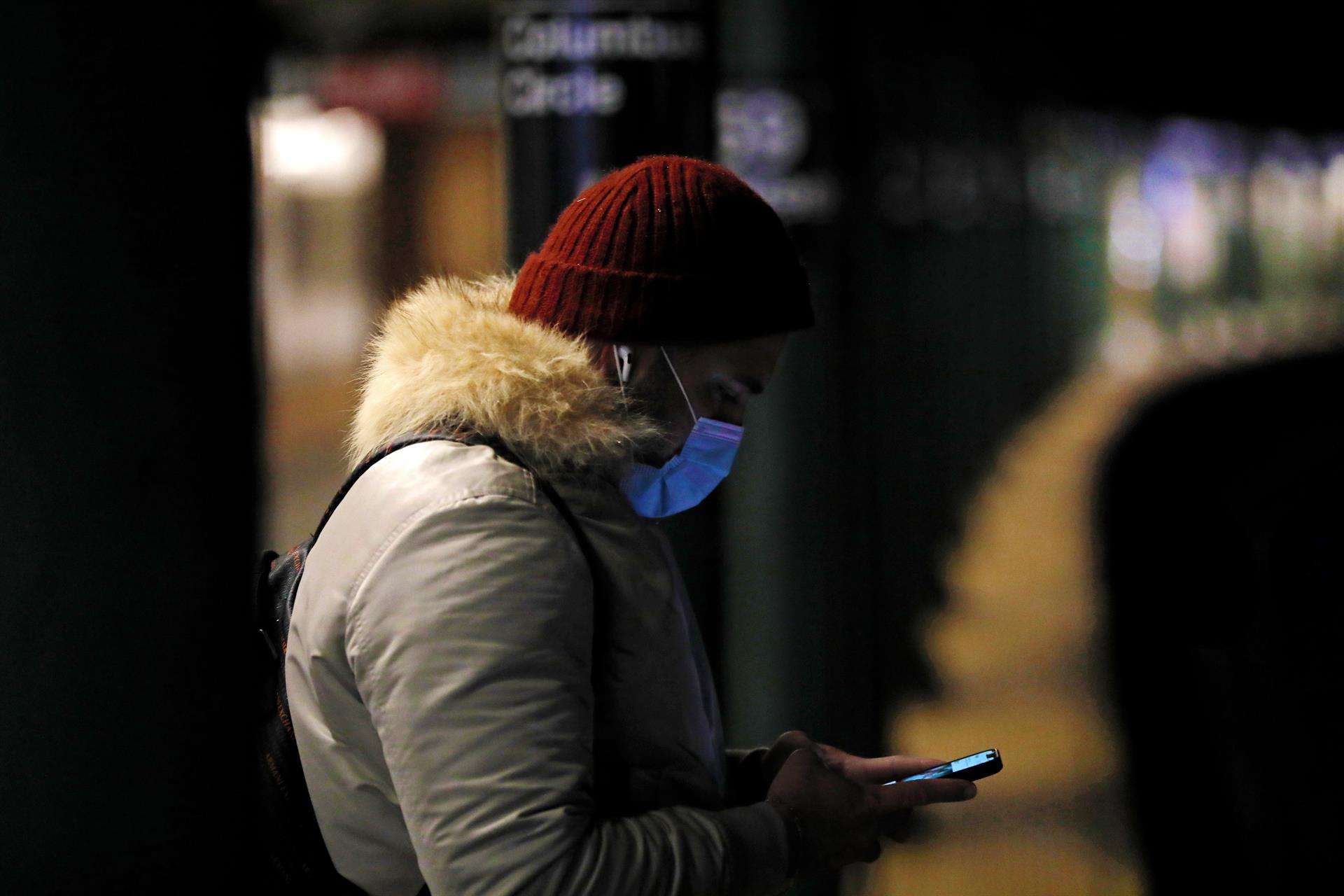 Vista de un hombre con mascarilla, en una fotografía de archivo. EFE/Peter Foley