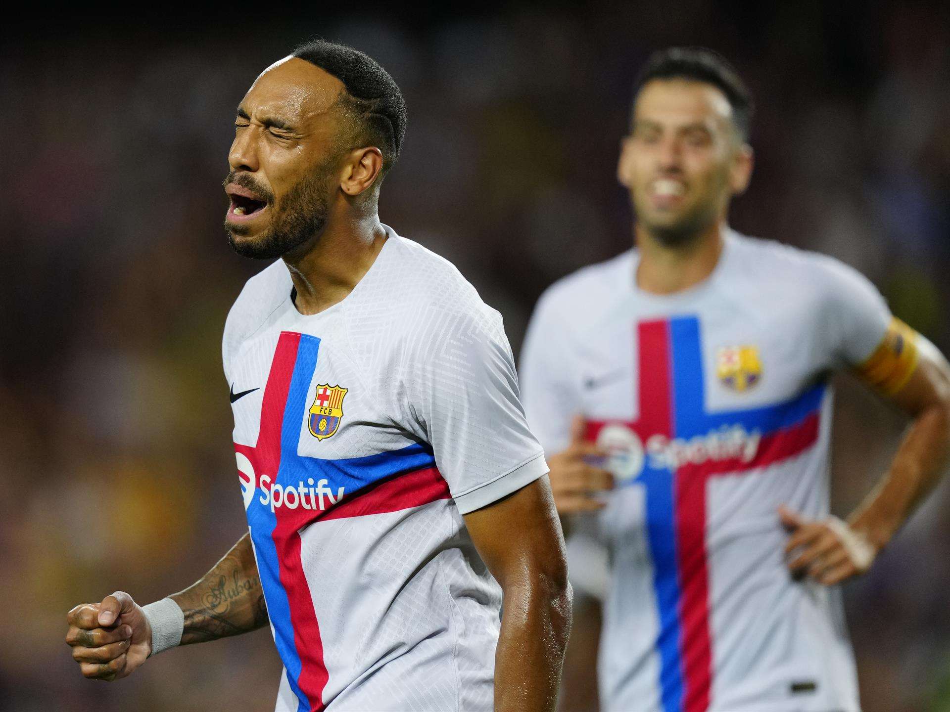 Imagen del delantero gabonés del FC Barcelona Pierre-Emerick Aubameyang (i). EFE/ENRIC FONTCUBERTA