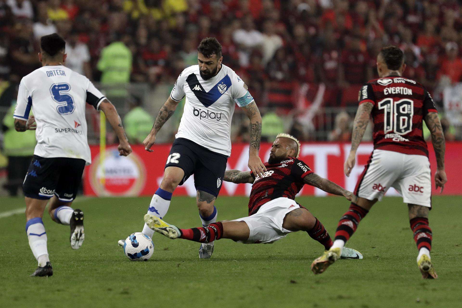 Arturo Vidal (2-d) de Flamengo disputa el balón con Lucas Pratto (2-i) de Vélez hoy, en un partido de las semifinales de la Copa Libertadores entre Flamengo y Vélez en el estadio Maracaná en Río de Janeiro (Brasil). EFE/Antonio Lacerda