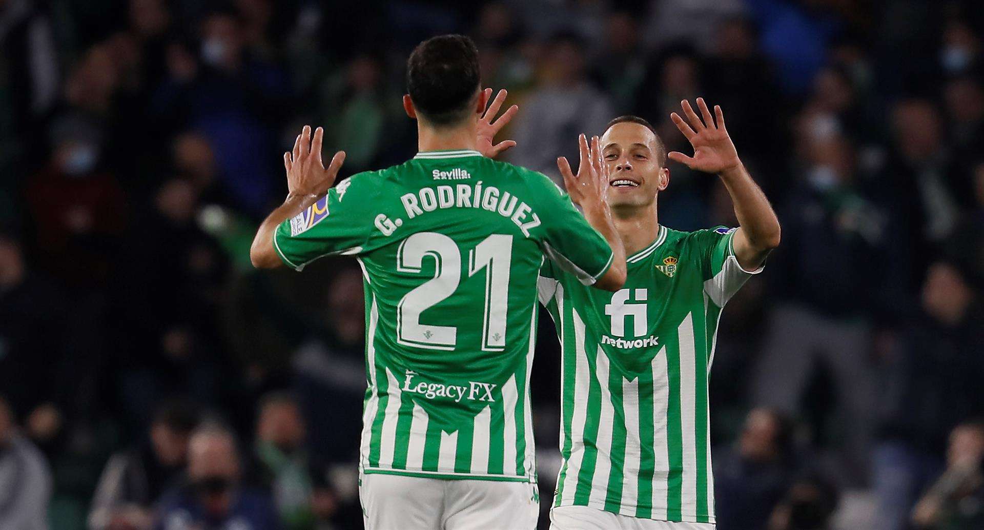 El centrocampista del Betis Sergio Canales celebra con Guido Rodríguez en una foto de archivo. EFE/Jose Manuel Vidal