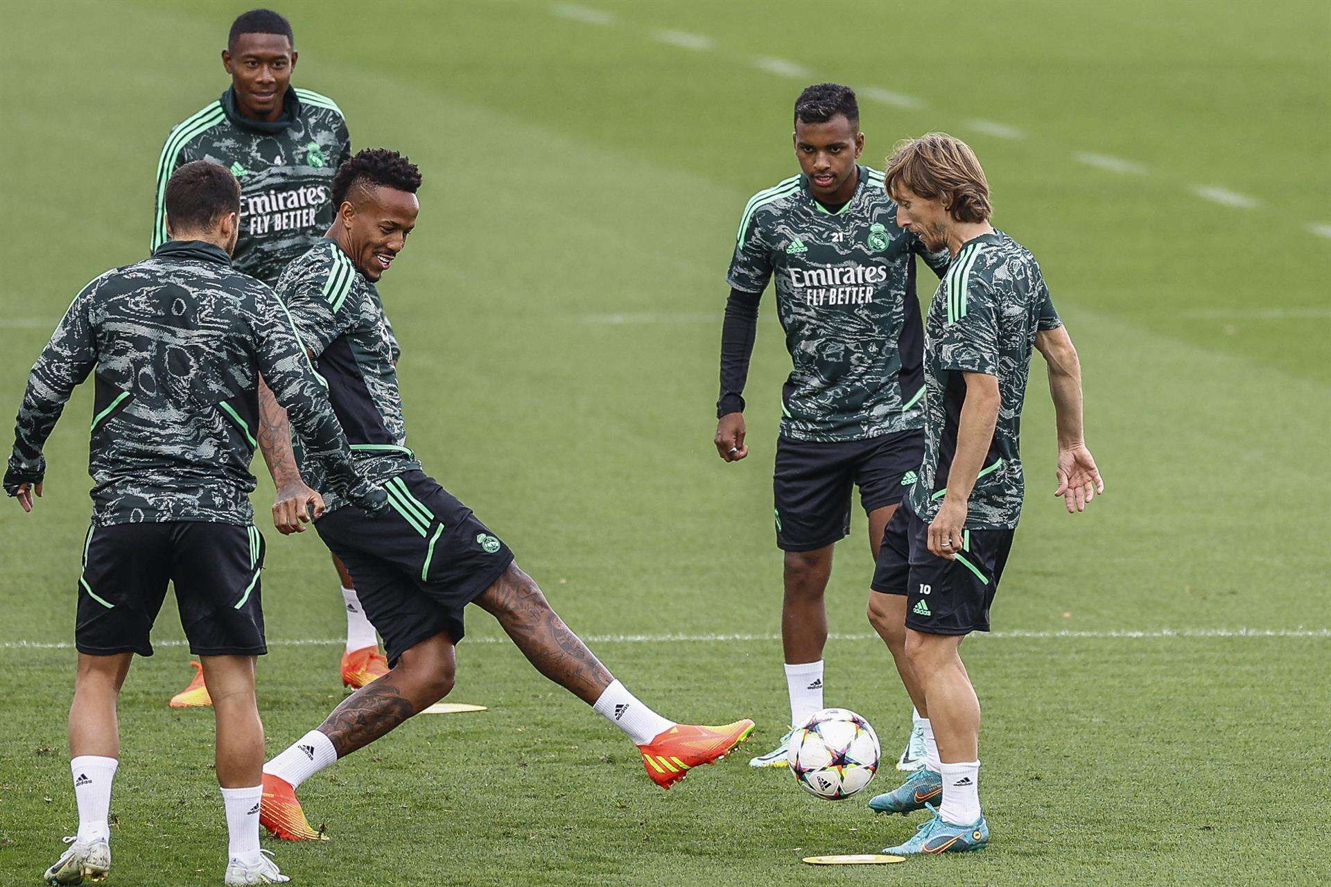 Los jugadores del Real Madrid Eder Militao (2i), Rodrygo (2d) y Luka Modric (d) durante un entrenamiento esta semana en la Ciudad Deportiva de Valdebebas en Madrid. EFE/Rodrigo Jiménez