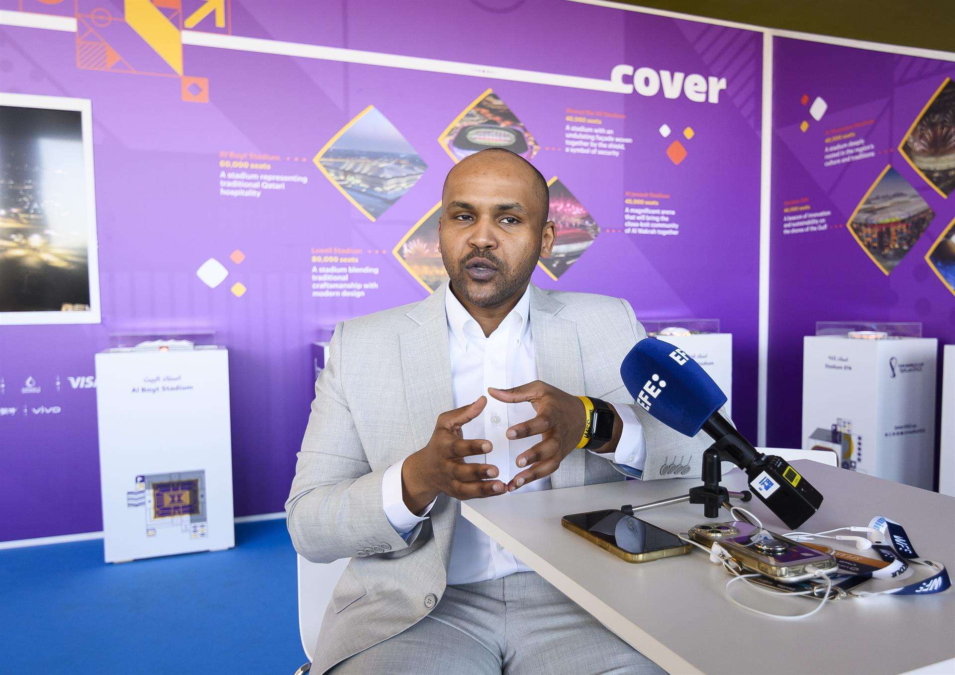 Khaled Al Suwaidi, miembro del Comité Organizador del Mundial de Qatar 2022, ha manifestado a EFE durante la celebración del congreso 'World Football Summit' en Sevilla que la disputa "por primera vez en la historia" de este torneo "en invierno favorecerá a las selecciones", ya que los futbolistas "llegarán más frescos" que en las ediciones estivales. EFE/ Raúl Caro