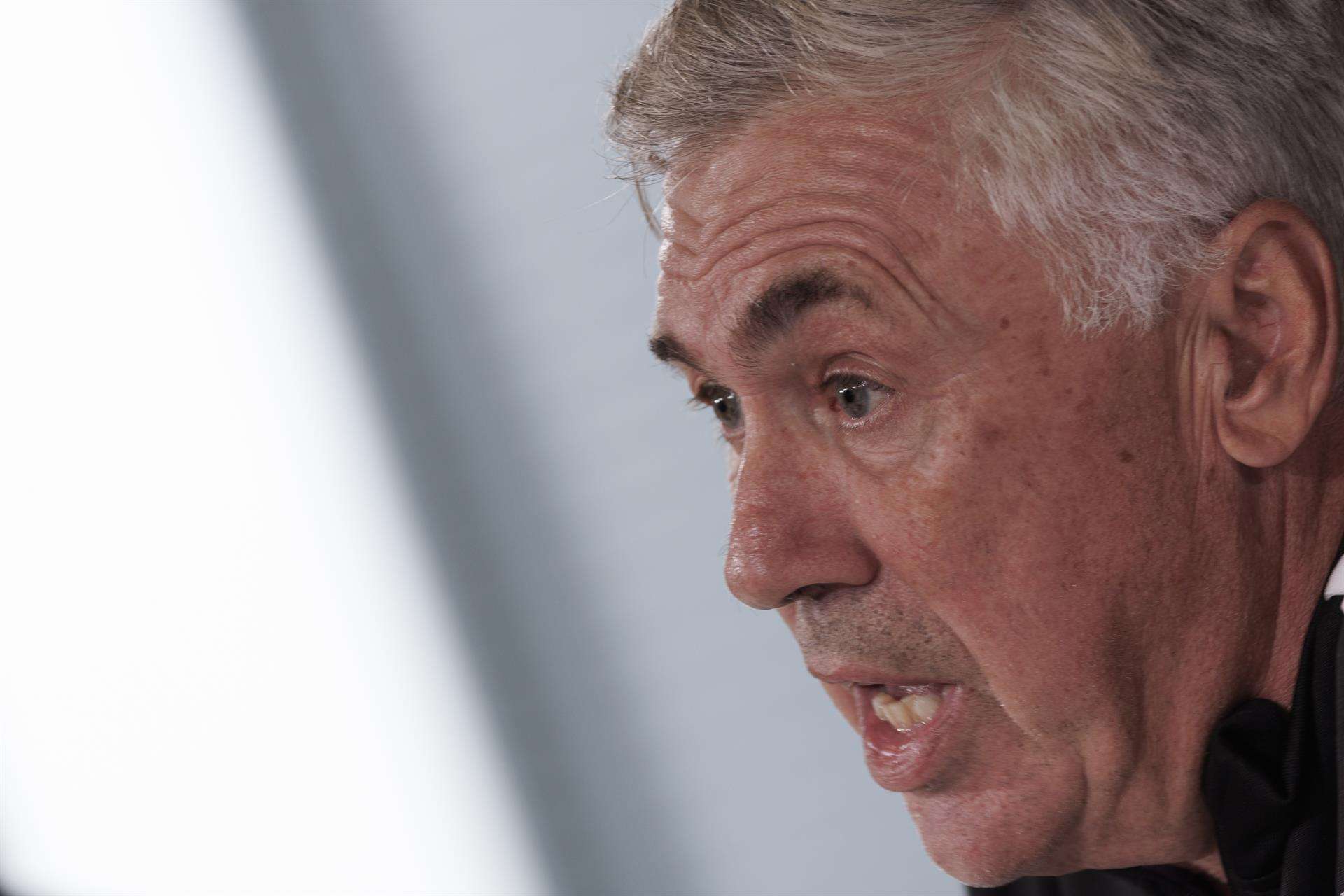 El entrenador italiano del Real Madrid, Carlo Ancelotti durante la rueda de prensa tras el entrenamiento en Valdebebas, Madrid, previo a su enfrentamiento liguero ante el Real Betis. EFE/Sergio Pérez