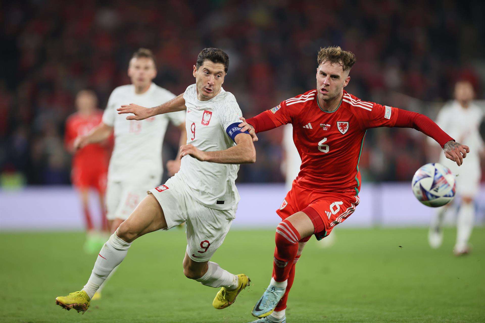 Polonia El polaco Robert Lewandowski (i) trata de escapar de la vigilancia del galés Joe Rodon (d) durante el partido de la Liga de Naciones disputado por ambas selecciones en Cardiff. EFE/EPA/Leszek Szymanski POLAND OUT