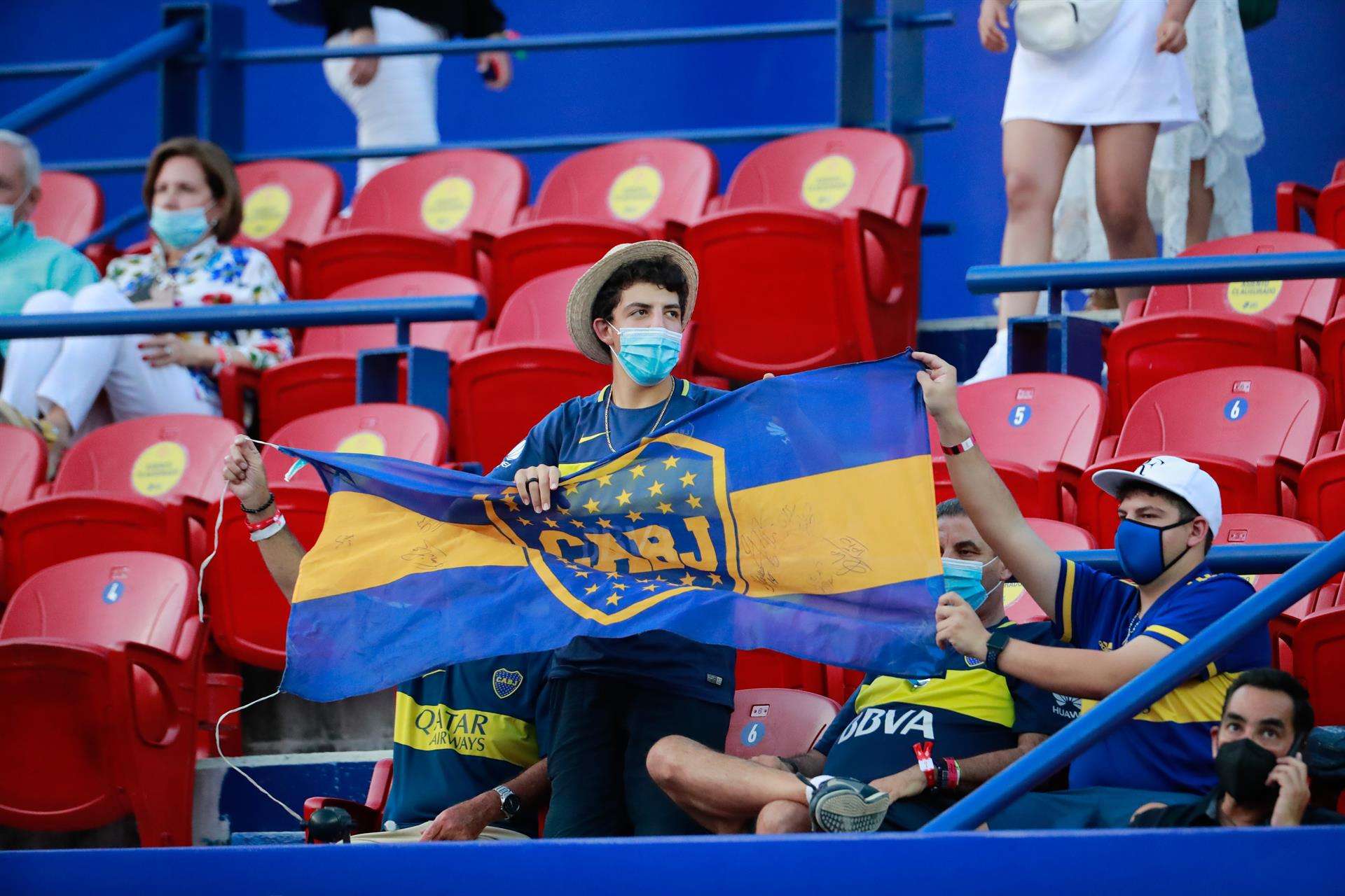 Fotografía de archivo en la que se registró a un grupo de aficionados del club argentino de fútbol Boca Juniors. EFE/David Guzmán
.