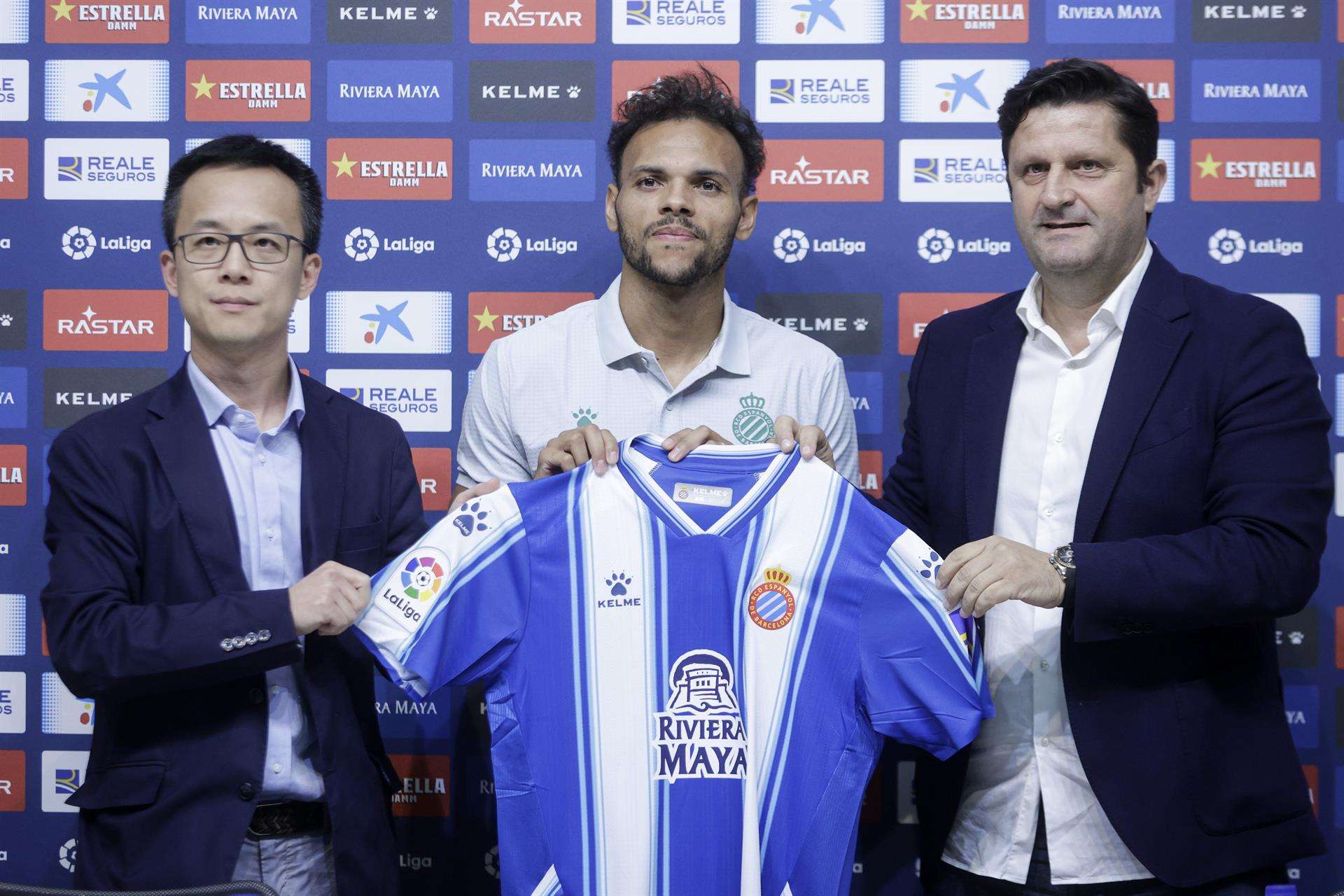 El delantero danés, Martin Braithwaite, junto al CEO del club Mao Ye Wu y el director deportivo del Espanyol Domingo Catoira, durante su presentación como nuevo futbolista del Espanyol.EFE/Quique García