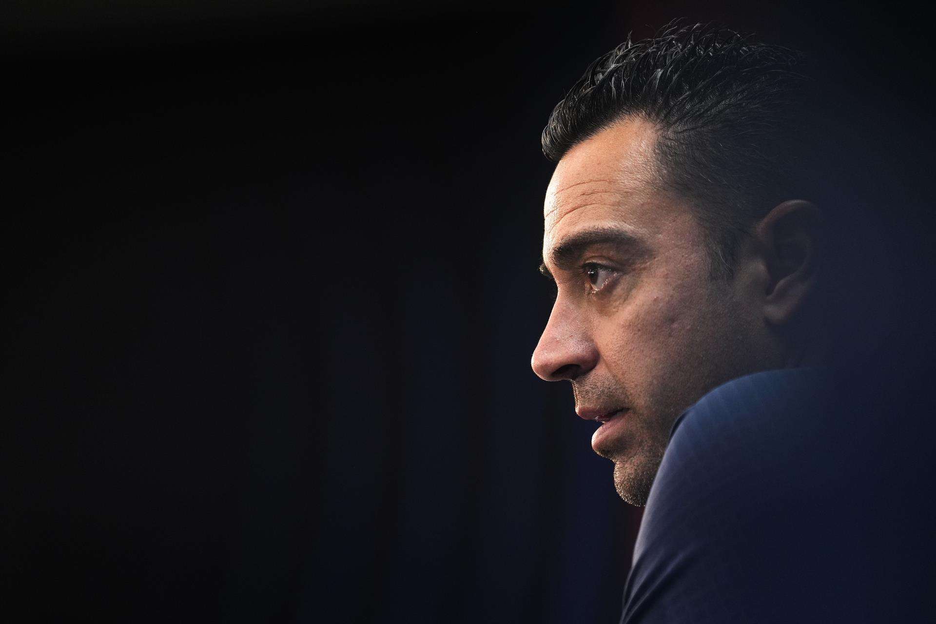 El entrenador del FC Barcelona, Xavi Hernández, durante la rueda de prensa posterior al entrenamiento realizado en la Ciudad Deportiva Joan Gamper. EFE/Alejandro García
