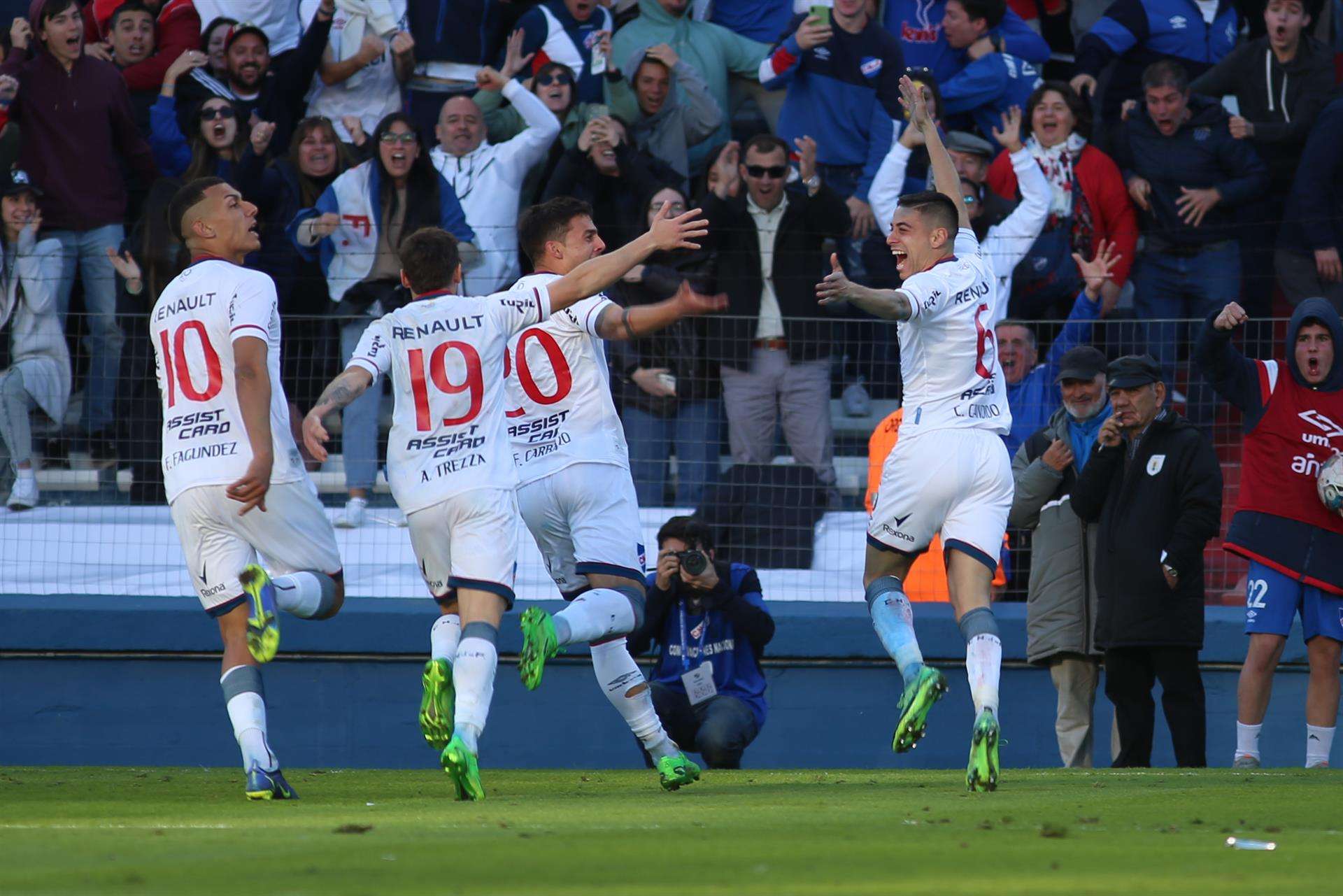 Los jugadores de Nacional celebran un gol ante Peñarol, este 4 de septiembre de 2022. EFE/ Gastón Britos