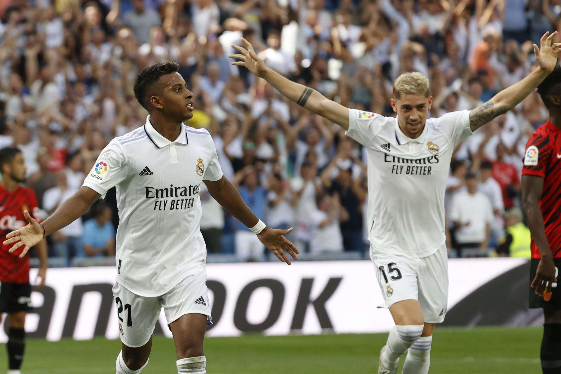 El delantero brasileño del Real Madrid, Rodrygo celebra con su compañero, el centrocampista uruguayo Federico Valverde, su tanto, el 3-1 ante el Mallorca. EFE/ Juanjo Martín