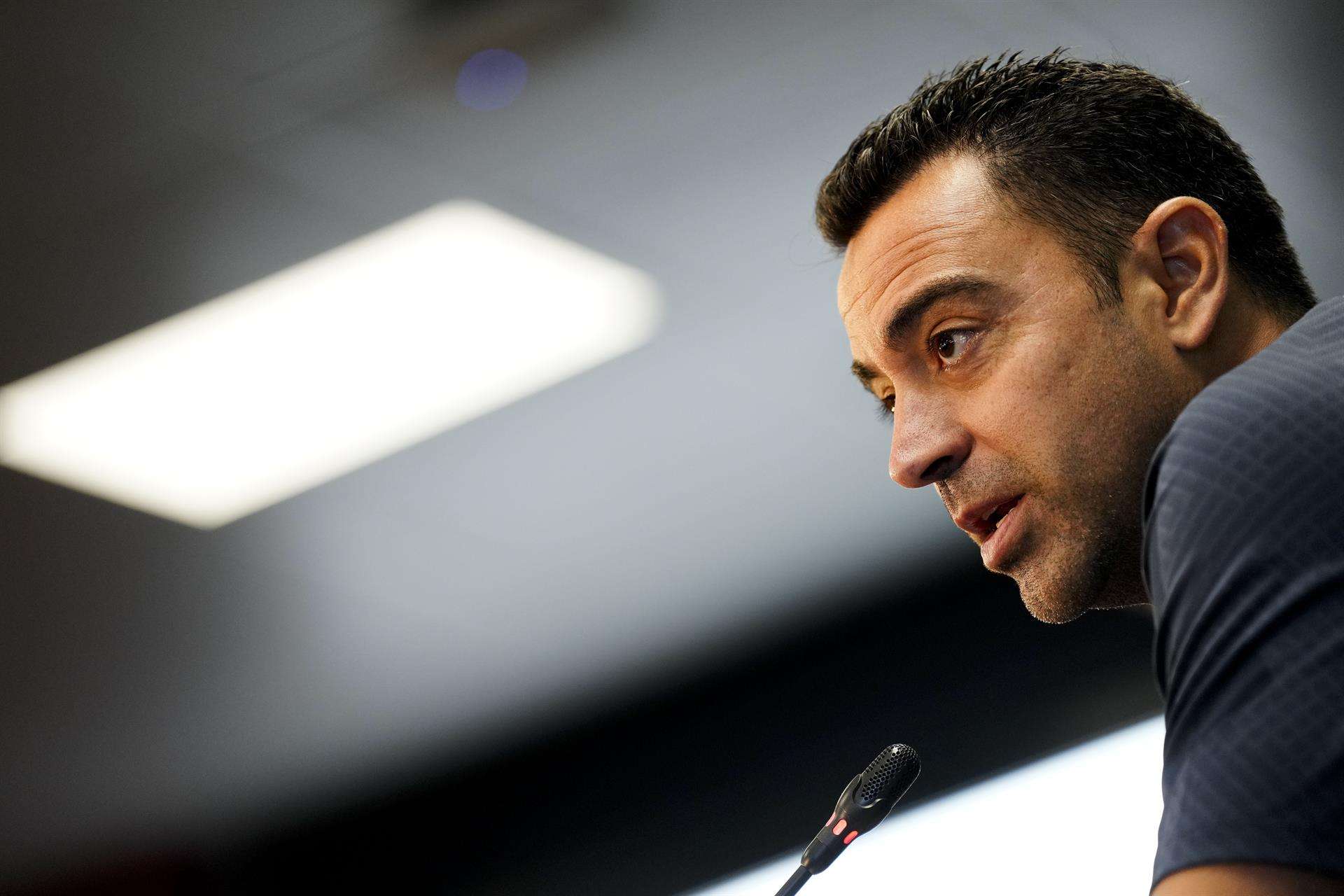 El técnico del FC Barcelona, Xavi Hernández, ofrece una rueda de prensa. EFE/ Enric Fontcuberta.