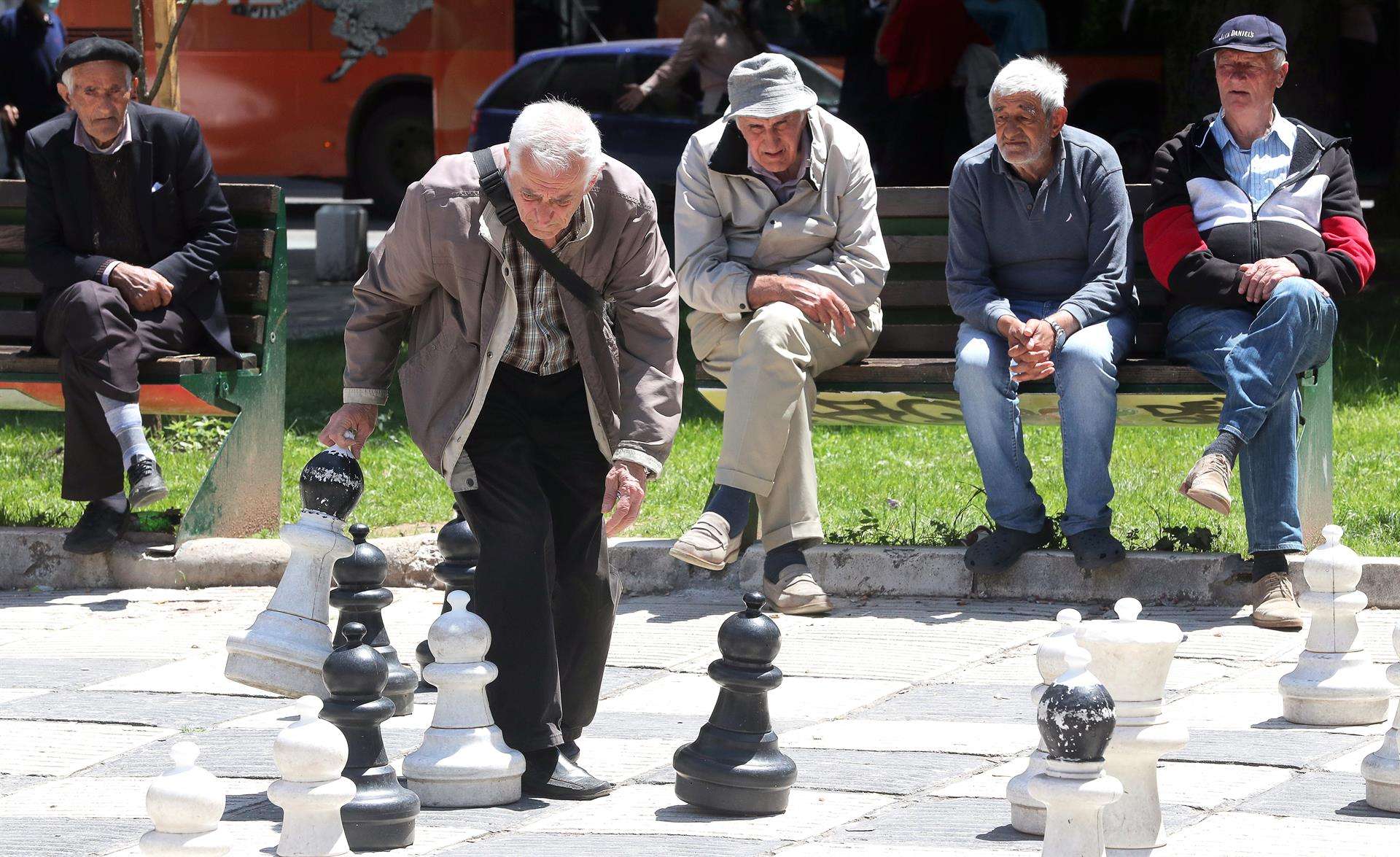 Imagen de archivo de unos ancianos jugando al ajedrez. EFE/EPA/FEHIM DEMIR