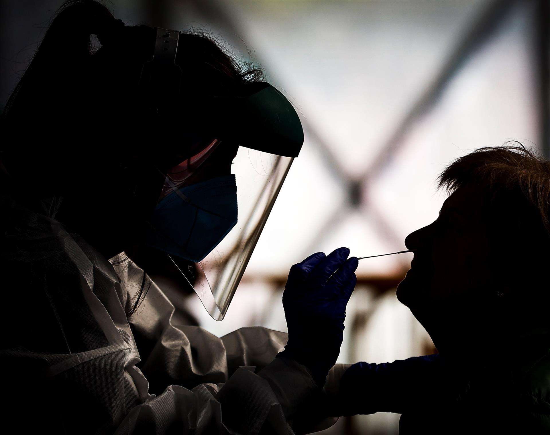Fotografía de archivo de un sanitario realizando una PCR de detección de la covid-19. OMS nivel máximo de alerta.