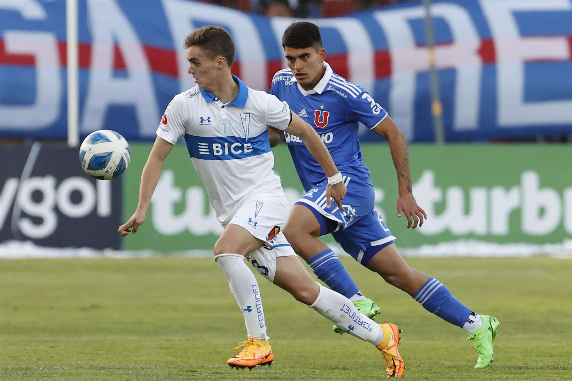 Daniel Navarrete (d) de Universidad Chile disputa el balón con Diego Ossa (i) de Universidad Católica hoy, durante el Clásico Universitario, partido valido por cuartos de final de Copa Chile, en el Estadio Santa Laura en Santiago (Chile). EFE/Elvis González