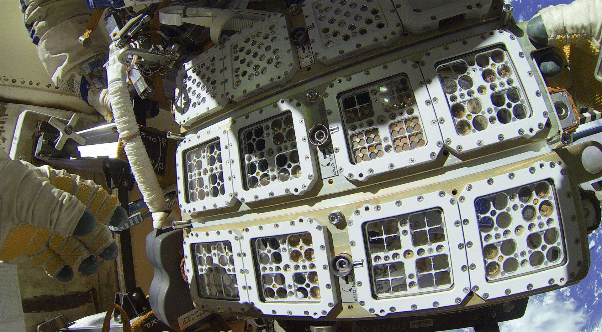Plataforma EXPOSE-R2 instalada en el exterior de la ISS con el experimento BIOMEX. Fotografía facilitada por Roscosmos/ESA. EFE