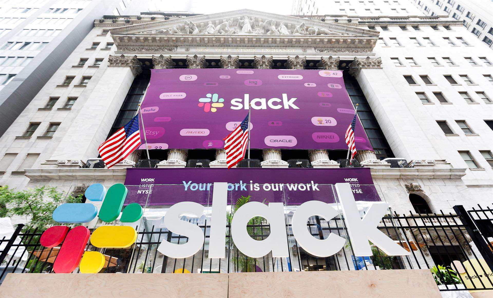 Fotografía de archivo fechada el 20 de mayo de 2019 del logotipo de la tecnológica Slackd durante su debut en bolsa en la Bolsa de Nueva York (Estados Unidos). EFE/ Justin Lane