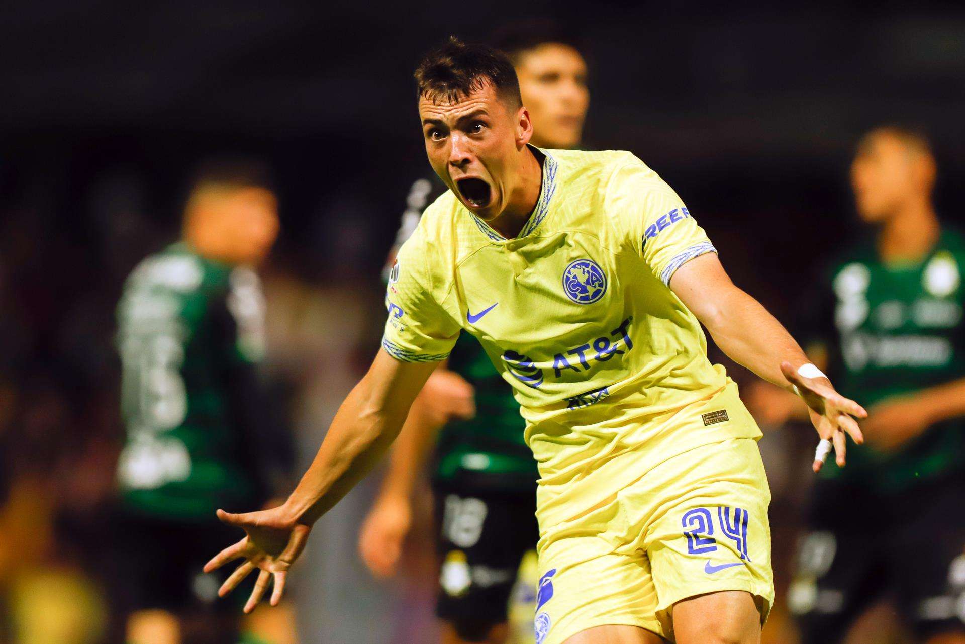 Federico Viñas del América celebra tras anotar contra el Santos ayer, durante un partido de la jornada 5 del Torneo Apertura 2022 del fútbol mexicano realizado en el estadio Azteca en Ciudad de México. EFE/Isaac Esquivel