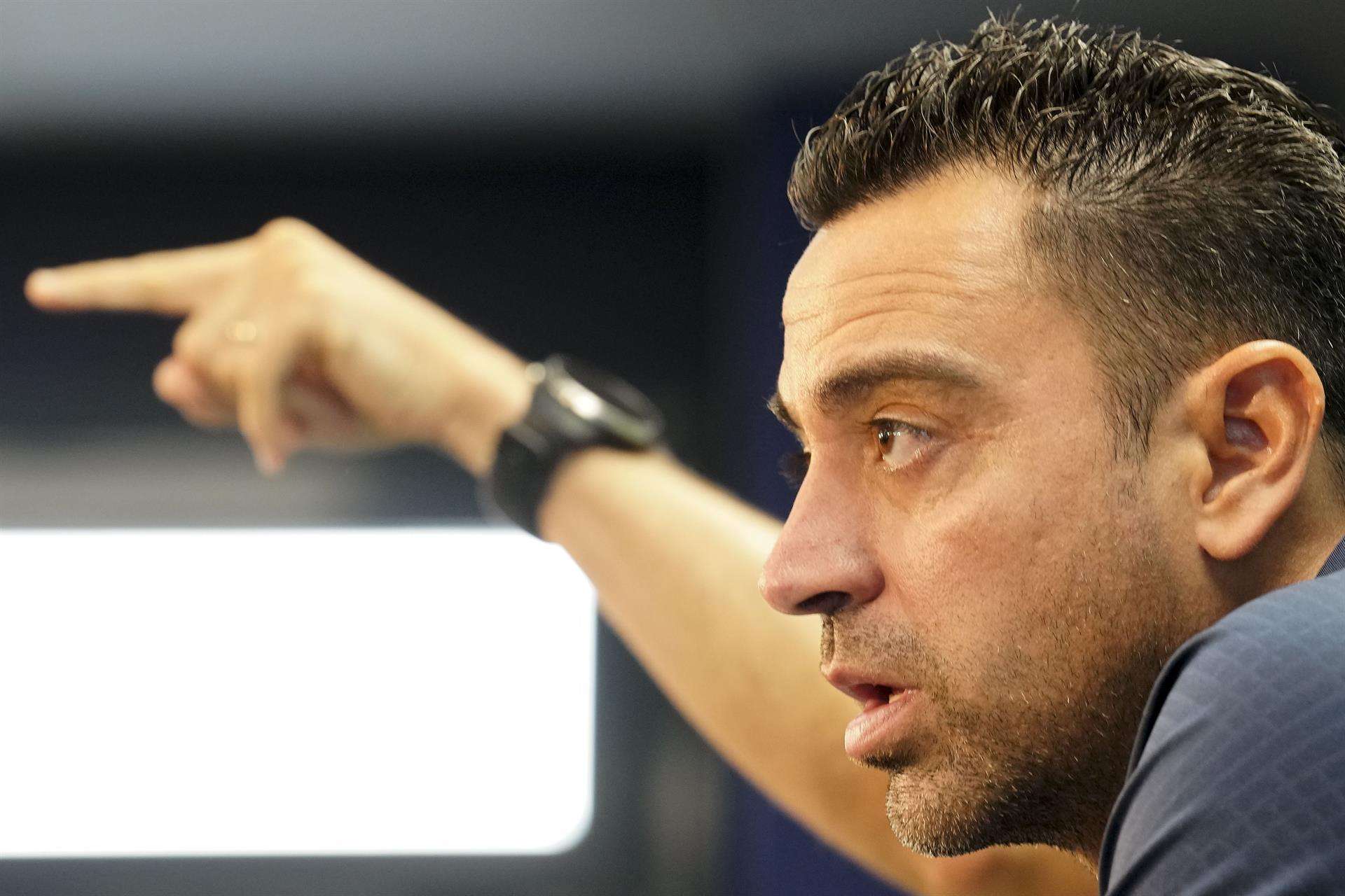 El técnico del FC Barcelona, Xavi Hernández, durante la rueda de prensa que ha ofrecido este viernes en la Ciudad Deportiva Joan Gamper momentos antes del entrenamiento que realizará la plantilla barcelonista para preparar el próximo partido de liga que disputarán mañana ante el Sevilla FC en el estadio Ramón Sánchez-Pizjuán.EFE/Enric Fontcuberta