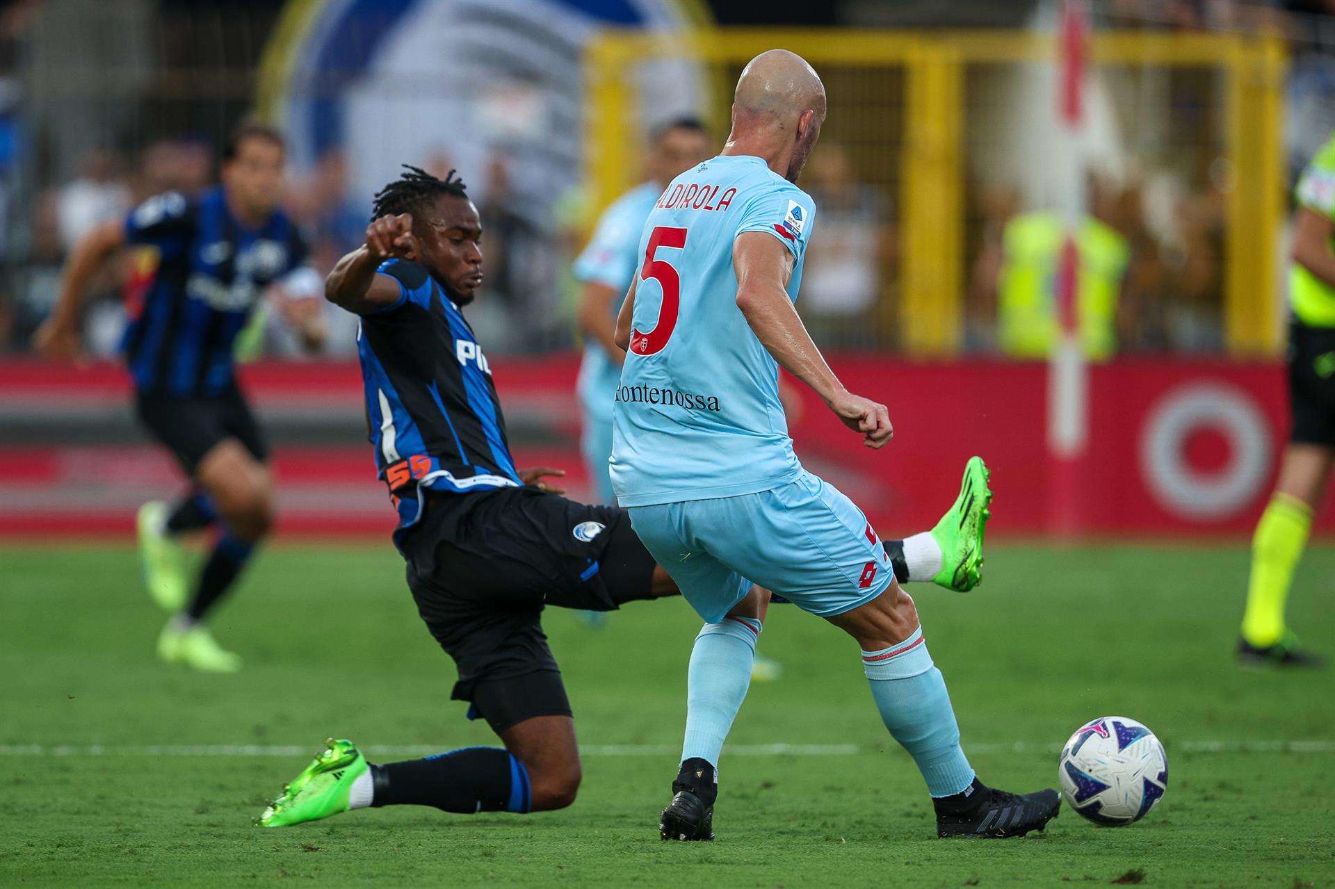 Monza (Italy), 05/09/2022.- AC Monza's Luca Caldirola (R) in action against Atalanta's Ademola Lookman during the Italian Serie A soccer match between AC Monza and Atalanta at U-Power Stadium in Monza, Italy, 05 September 2022. (Italia) EFE/EPA/Roberto Bregani