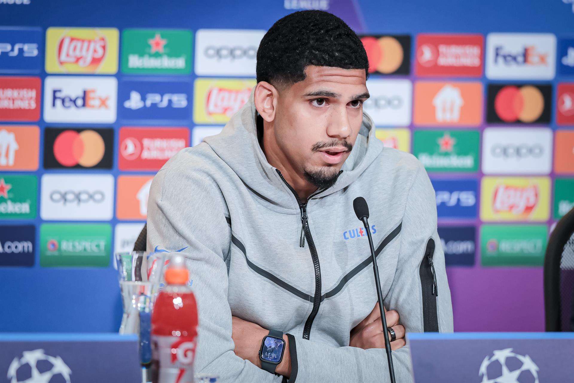 El defensa uruguayo del Bareclona, Ronald Araujo, en imagen de archivo durante una rueda de prensa. EFE/EPA/LEONHARD SIMON/ARCHIVO