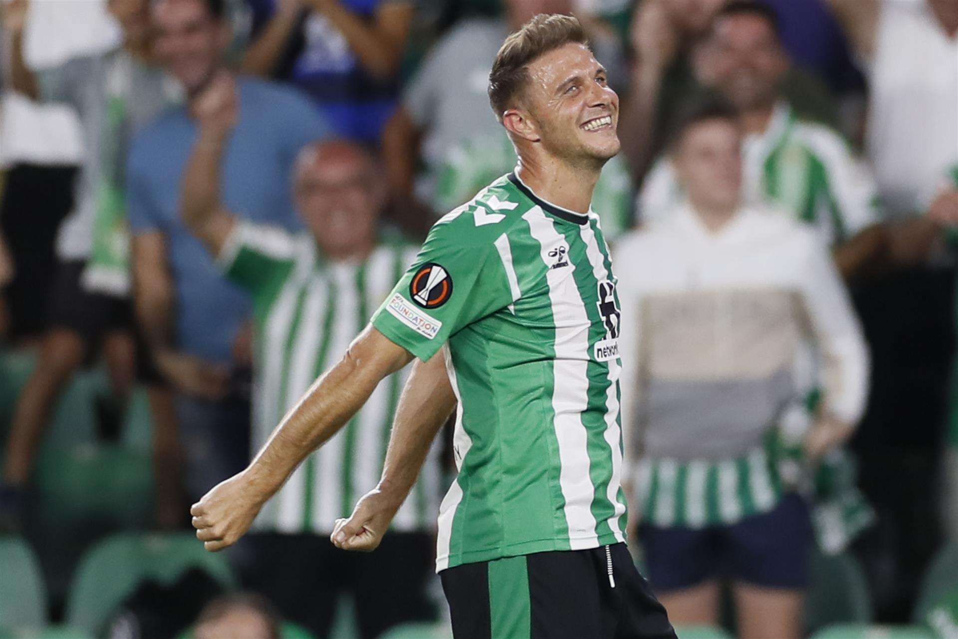El centrocampista del Real Betis Joaquín Sánchez celebra su gol, durante el partido de la segunda jornada de la fase de grupos de Liga Europa que Real Betis y PFC Ludogorets Razgrad disputan en el estadio Benito Villamarín, en Sevilla. EFE/José Manuel Vidal