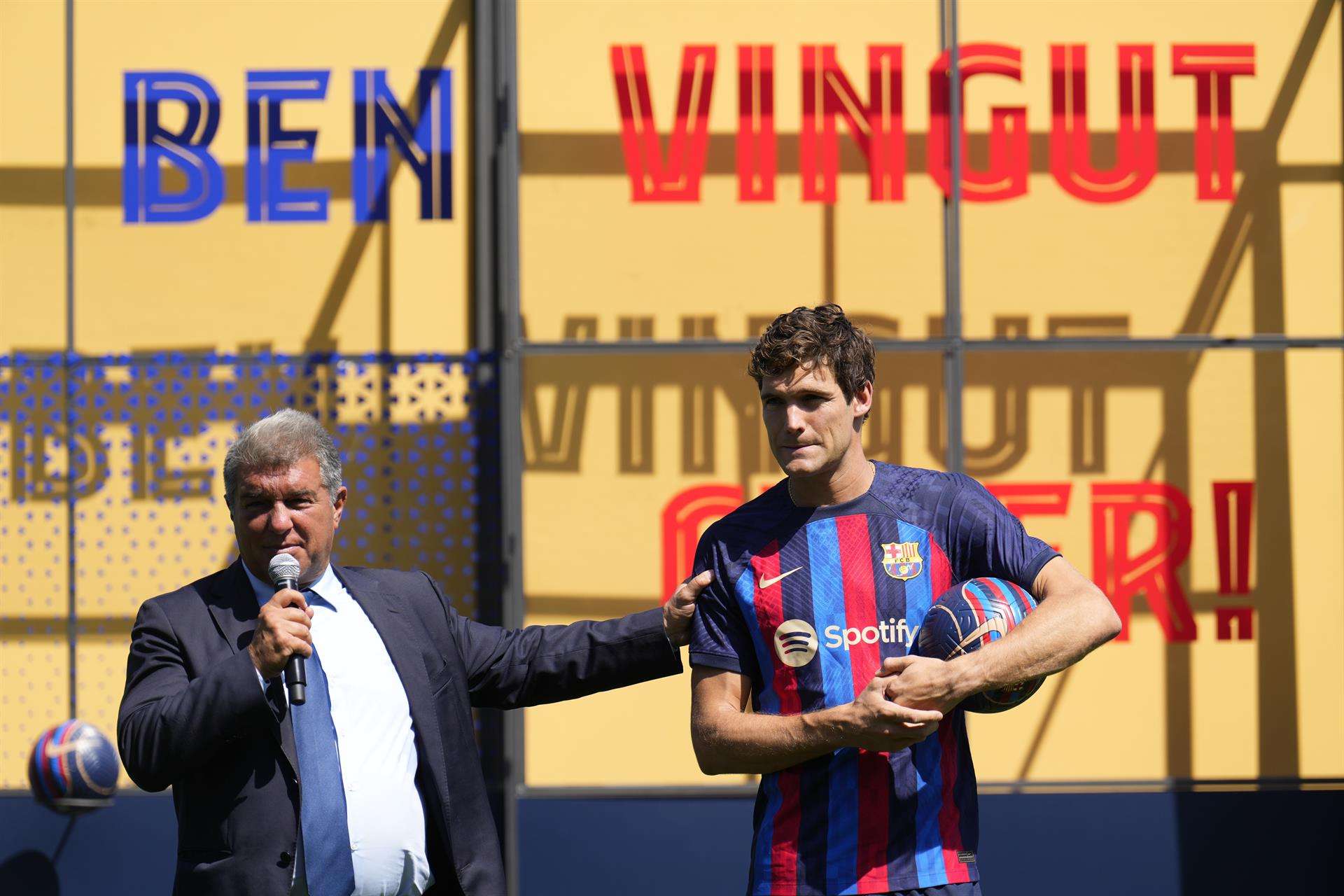El presidente del FC Barcelona, Joan Laporta, y el defensa Marcos Alonso durante el acto de su presentación como nuevo jugador azulgrana. EFE/Alejandro García
