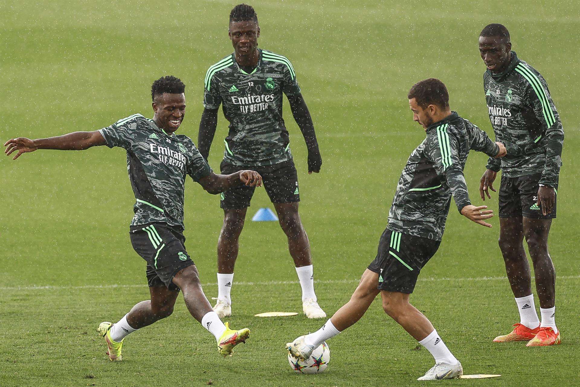 Eden Hazard disputa un balón con Vinicius, en el entrenamiento de la víspera del partido ante el Leipzig. EFE/Rodrigo Jiménez