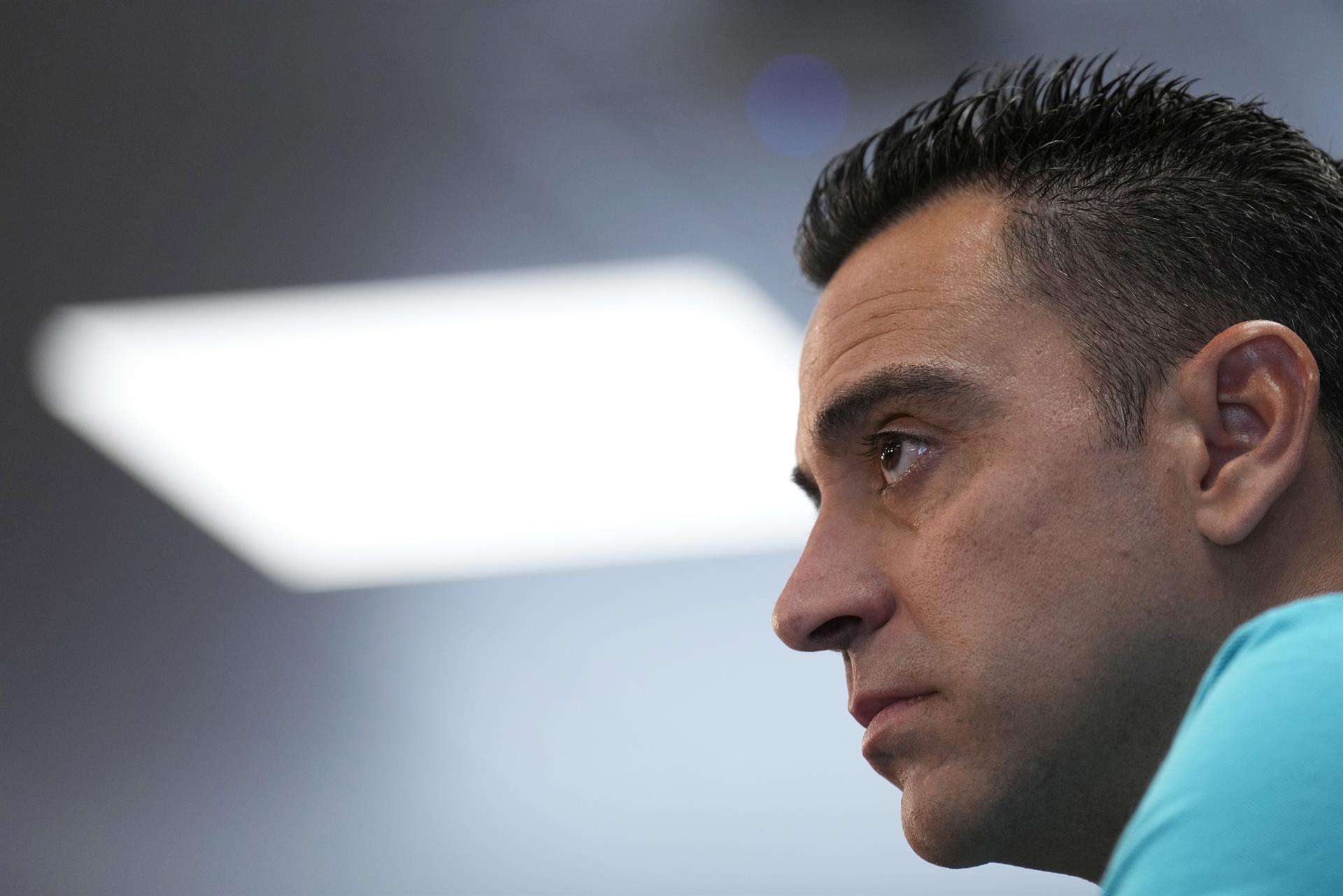 El entrenador del FC Barcelona, Xavi Hernández, durante la rueda de prensa que ha ofrecido en la ciudad deportiva Joan Gamper tras el entrenamiento que ha realizado el equipo para preparar el partido de Liga de Campeones que mañana disputará ante el Viktoria Pilsen en el Spotify Camp Nou. EFE/Alejandro García
