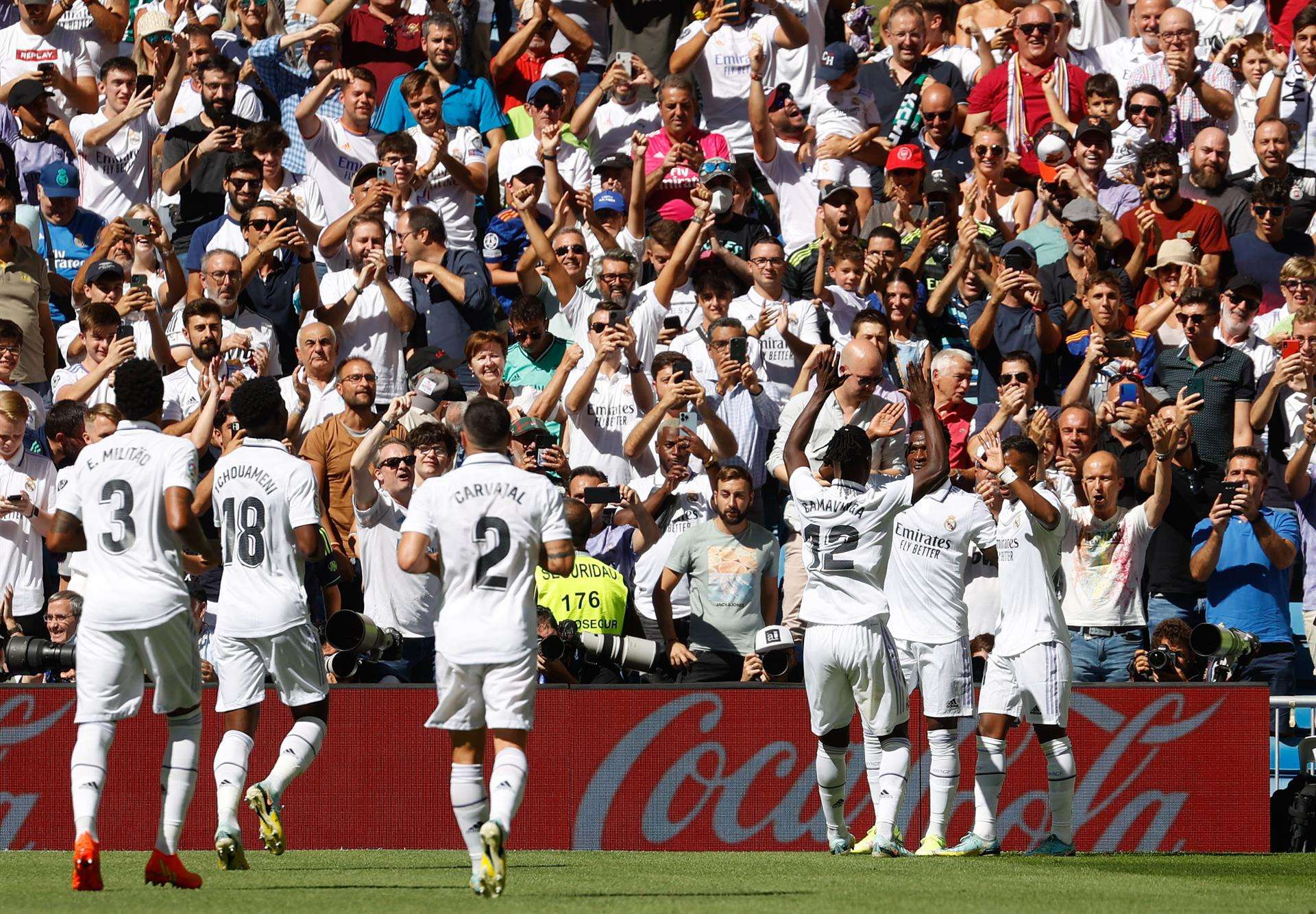 Los jugadores del Real Madrid celebran uno de los goles durante el partido de Liga que Real Madrid y Real Betis disputan en el estadio Santiago Bernabéu, en Madrid. EFE/ Juan Carlos Hidalgo