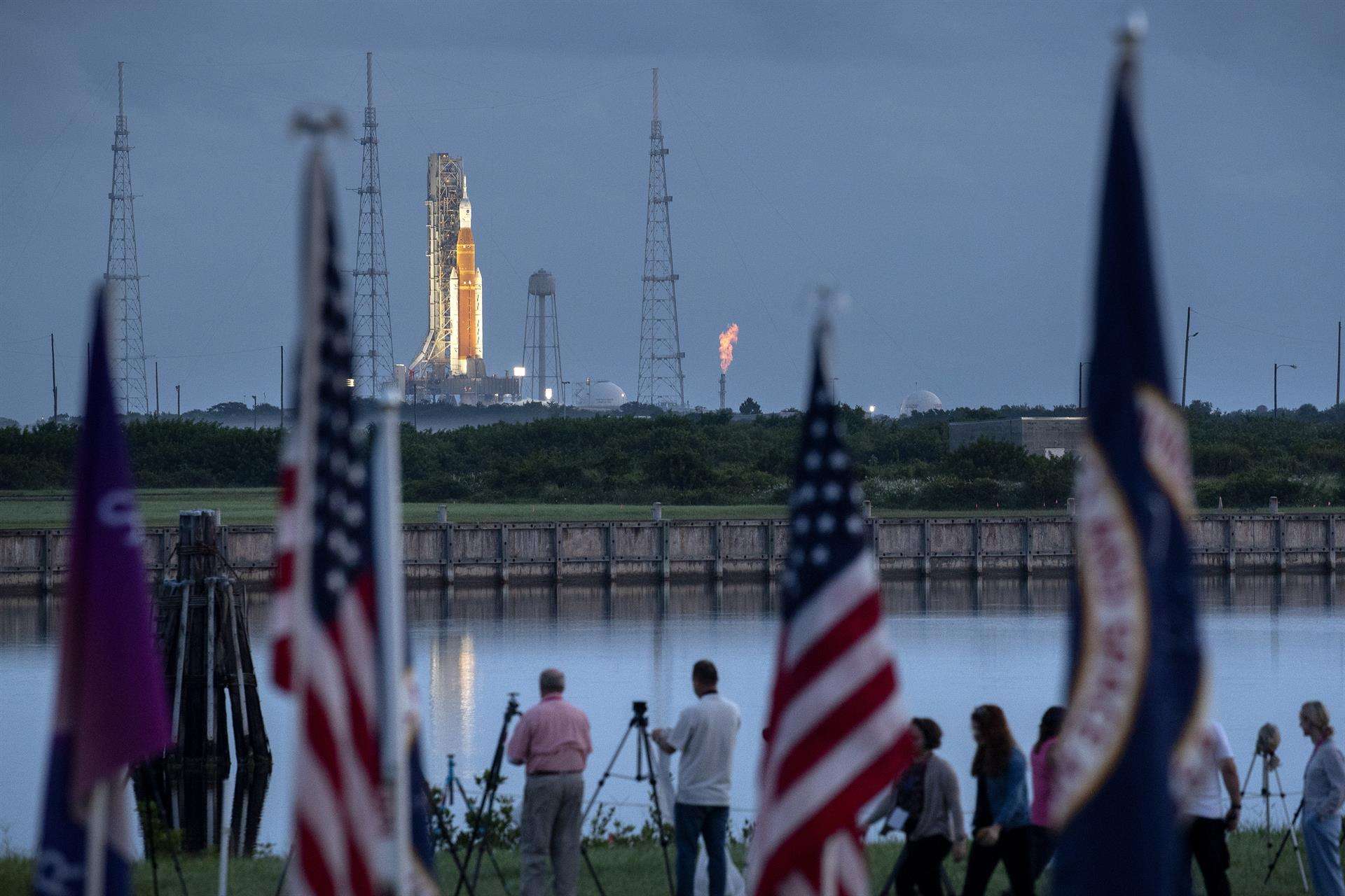 El cohete SLS y la nave espacial Orion, parte de la misión Artemis 1, son vistos en la plataforma de lanzamiento 39B, de Cabo Cañaveral, Florida (EE.UU.), el 3 de septiembre de 2022. EFE/EPA/Cristobal Herrera-Ulashkevich