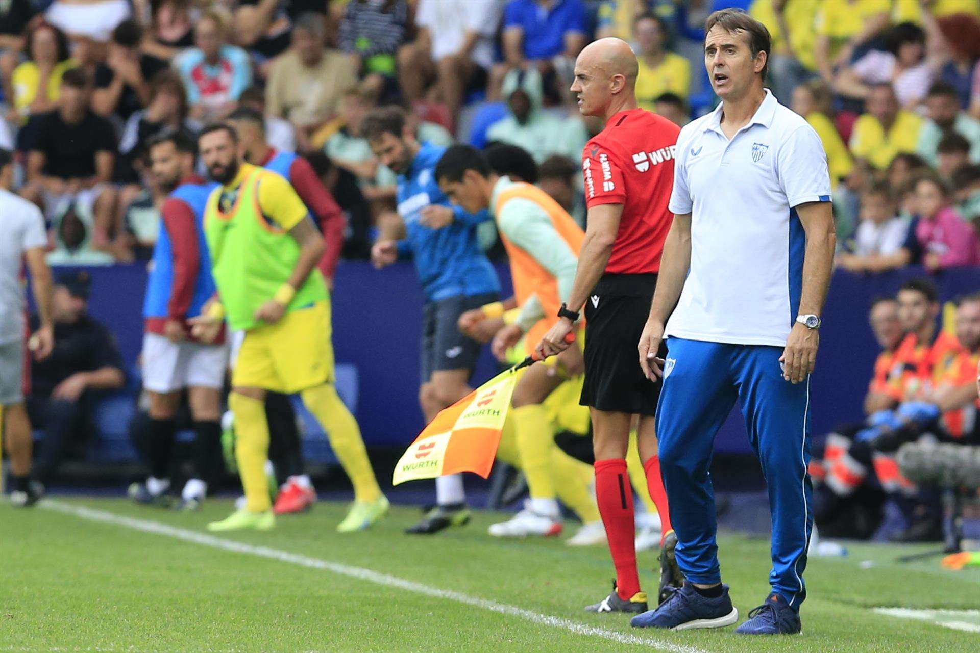 El entrenador del Sevilla Julen Lopetegui, durante el partido de la jornada 6 de LaLiga Santander en el estadio Ciutat de Valencia.- EFE/Domenech Castelló