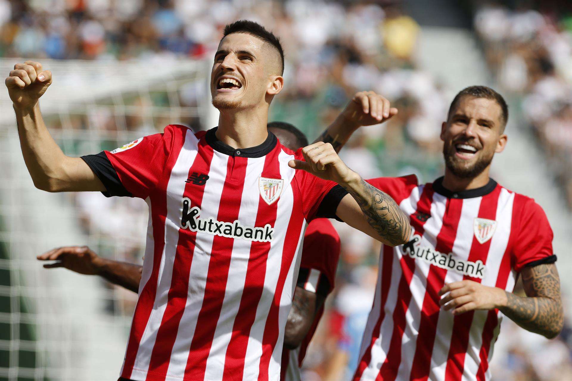 El Athletic Club celebra el gol de penalti de Sancet (d) durante un momento del encuentro Elche-Athletic de LaLiga de fútbol celebrado en el estadio Martinez Valero de Elche este domingo. EFE/ Manuel Lorenzo