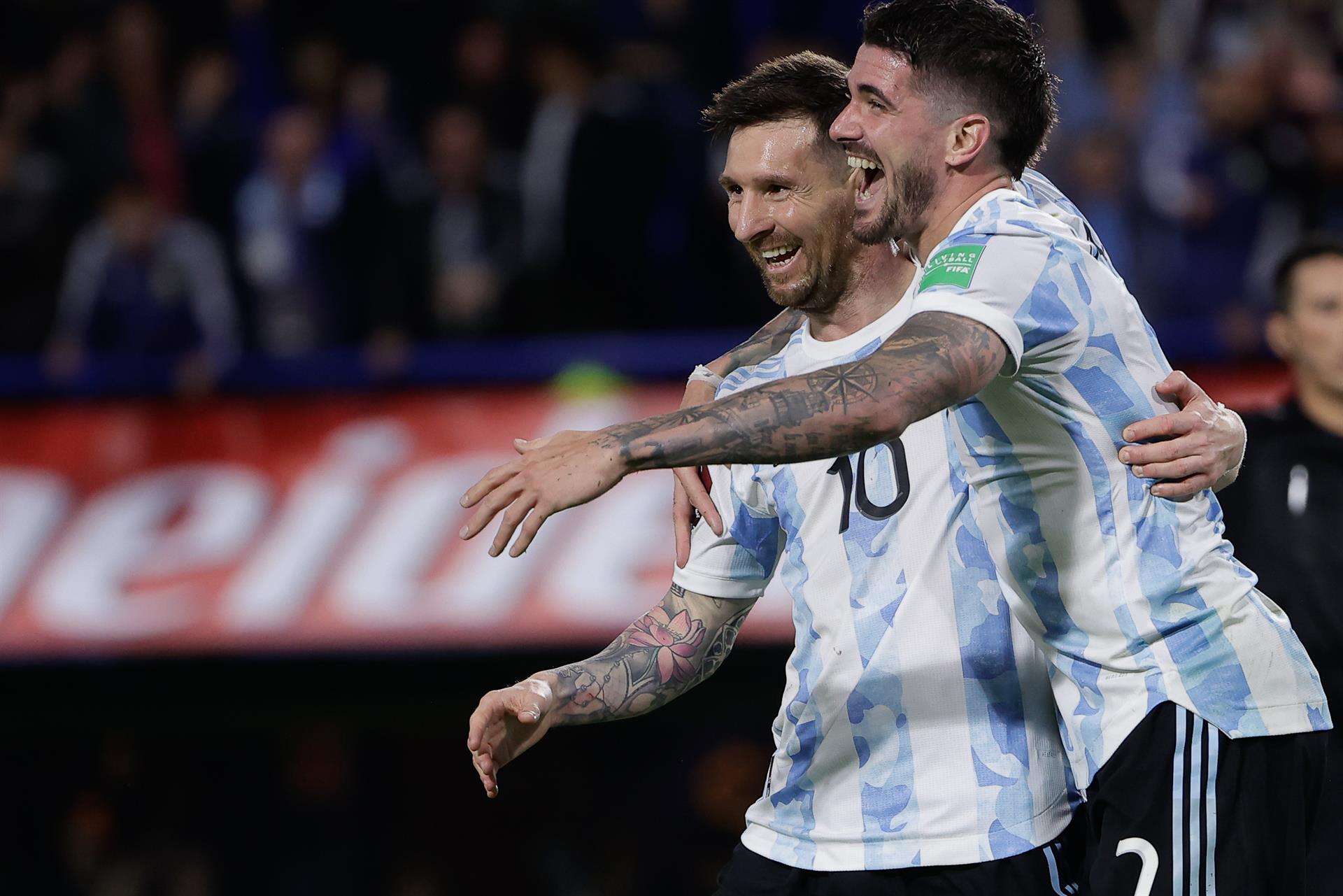 Lionel Messi (i) de Argentina celebra un gol con Rodrigo de Paul, en una fotografía de archivo. EFE/Juan Ignacio Roncoroni