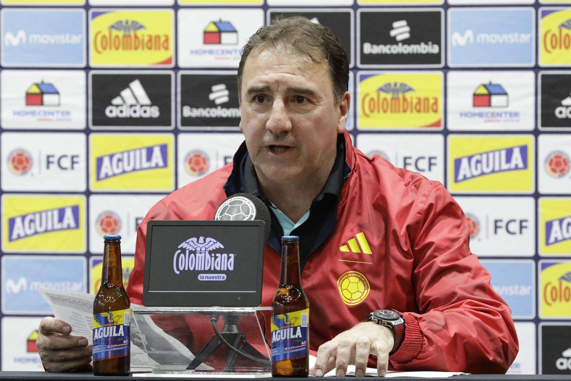 Fotografía de archivo, tomada el pasado 15 de septiembre, en la que se registró al nuevo seleccionador del equipo nacional de fútbol de Colombia, el argentino Néstor Lorenzo, en Bogotá (Colombia). EFE/Carlos Ortega