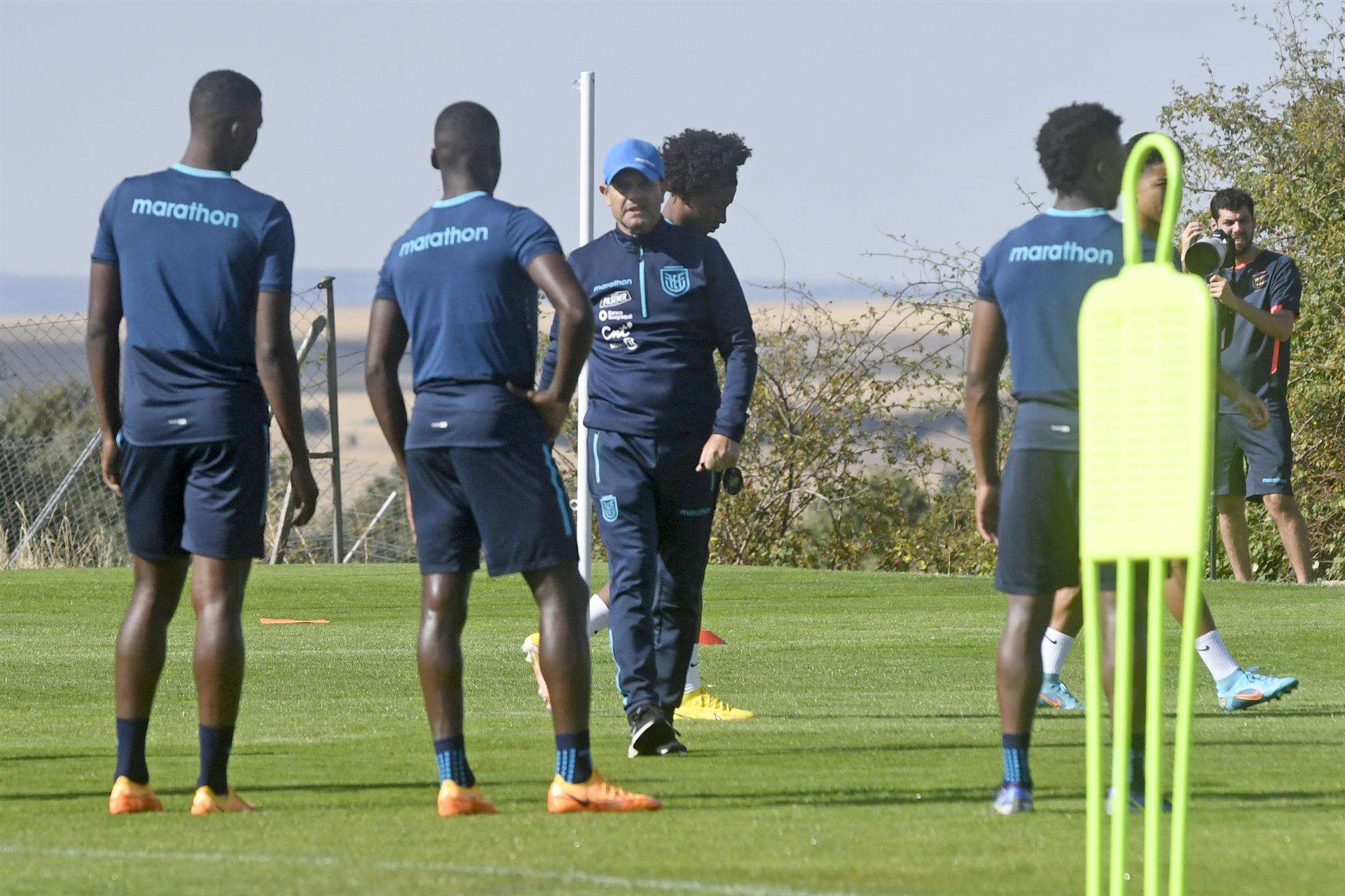 El entrenador de la Selección de fútbol de Ecuador, Gustavo Alfaro (c), dirige el entrenamiento de este martes en la localidad segoviana de Los Ángeles de San Rafael. EFE/ Pablo Martín